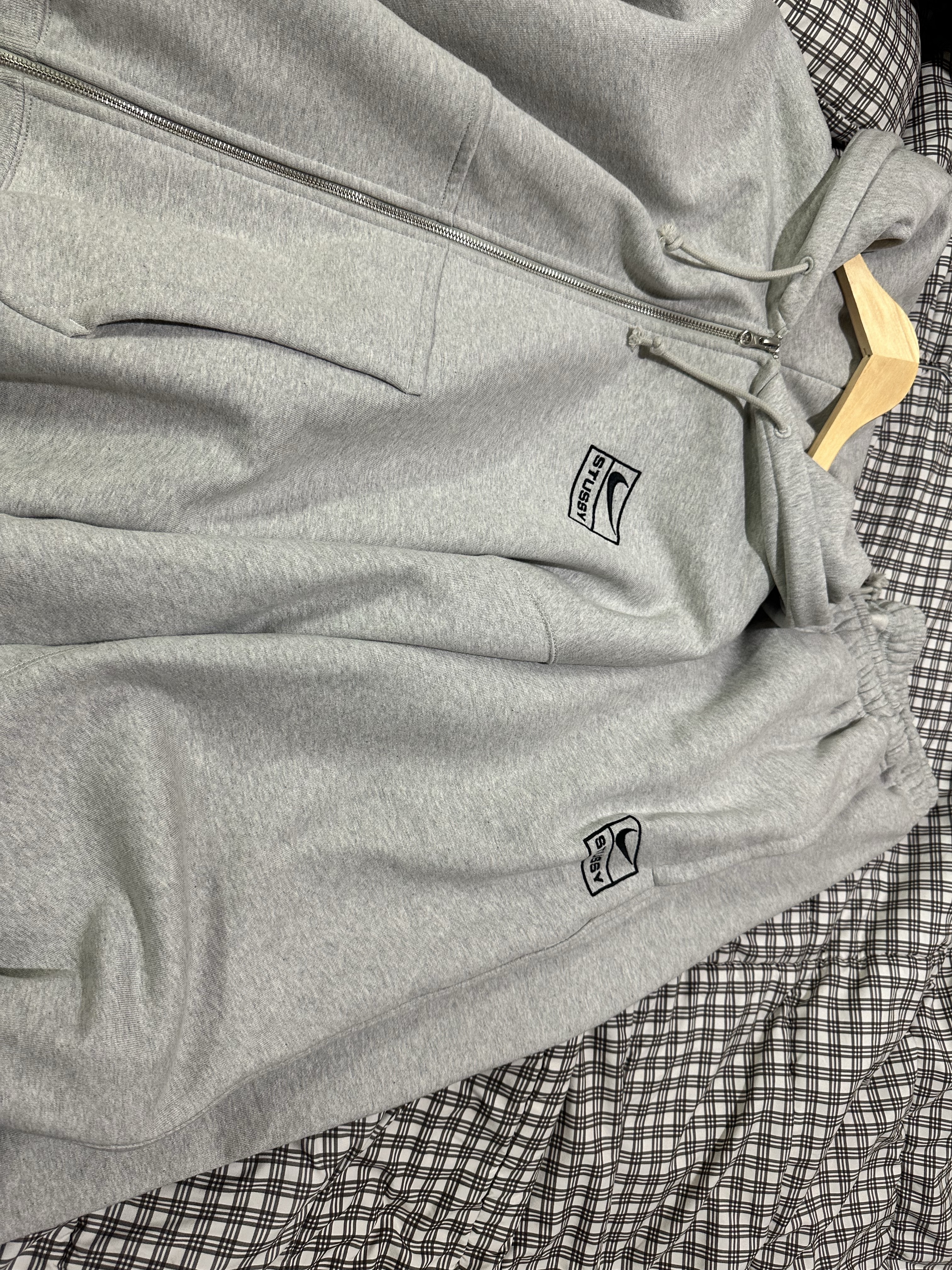 Nike x Stussy Full Zip Fleece Hoodie Grey Heather (FJ9181-050), Nike x Stussy Fleece Pants Grey Heather (FN5231-050) 착용 스타일