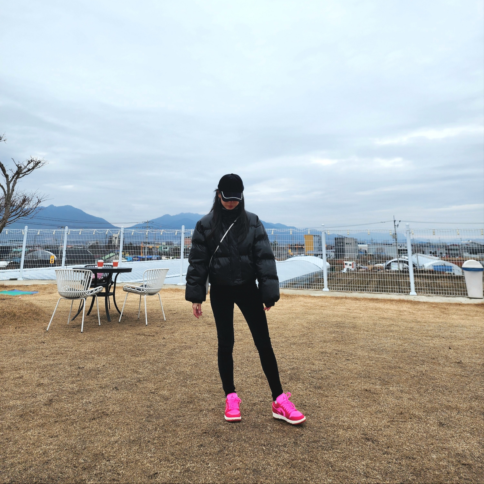 (W) Jordan 1 Low SE Pink Blast Chile Red, (W) Duvetica Arona Side Logo Slit Leggings Pants Black 착용 스타일