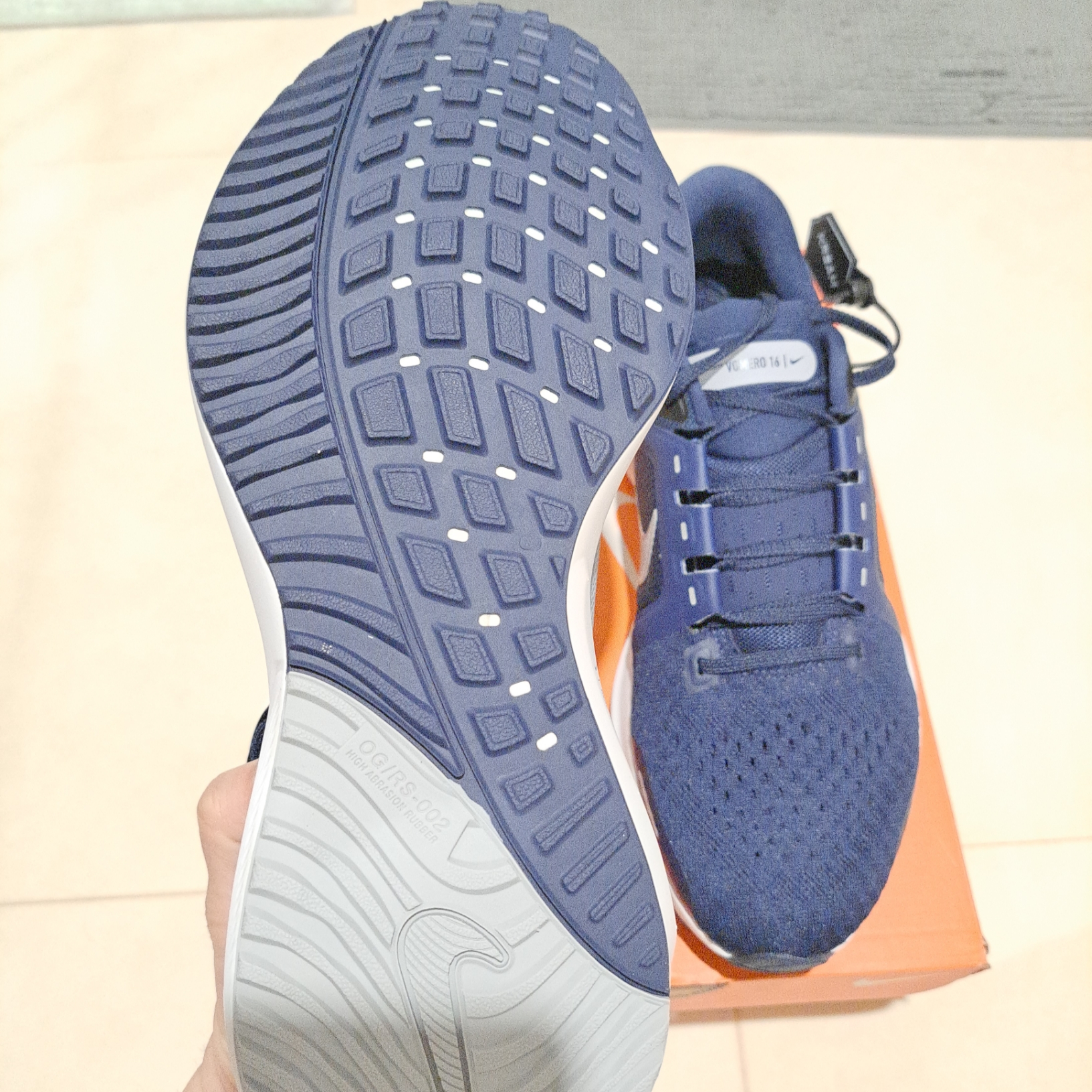 Nike Air Zoom Vomero 16 Midnight Navy White 착용 스타일 - 2