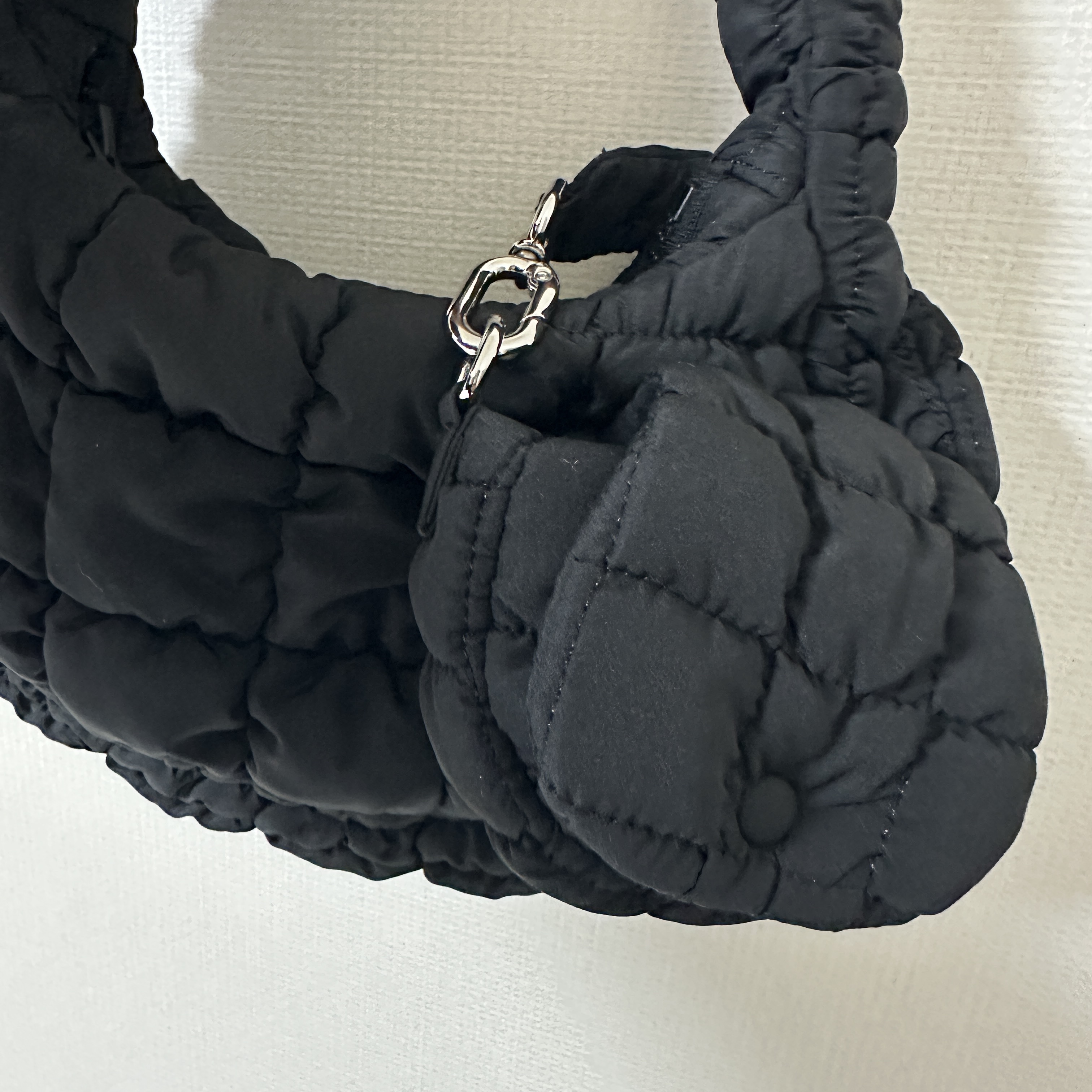 COS Quilted Nano Bag Black 착용 스타일