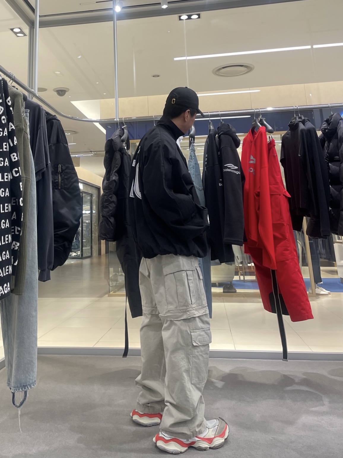 Balenciaga Large Cargo Pants in Beige, Balenciaga Cargo Sneakers Beige Grey Red 착용 스타일 - 2