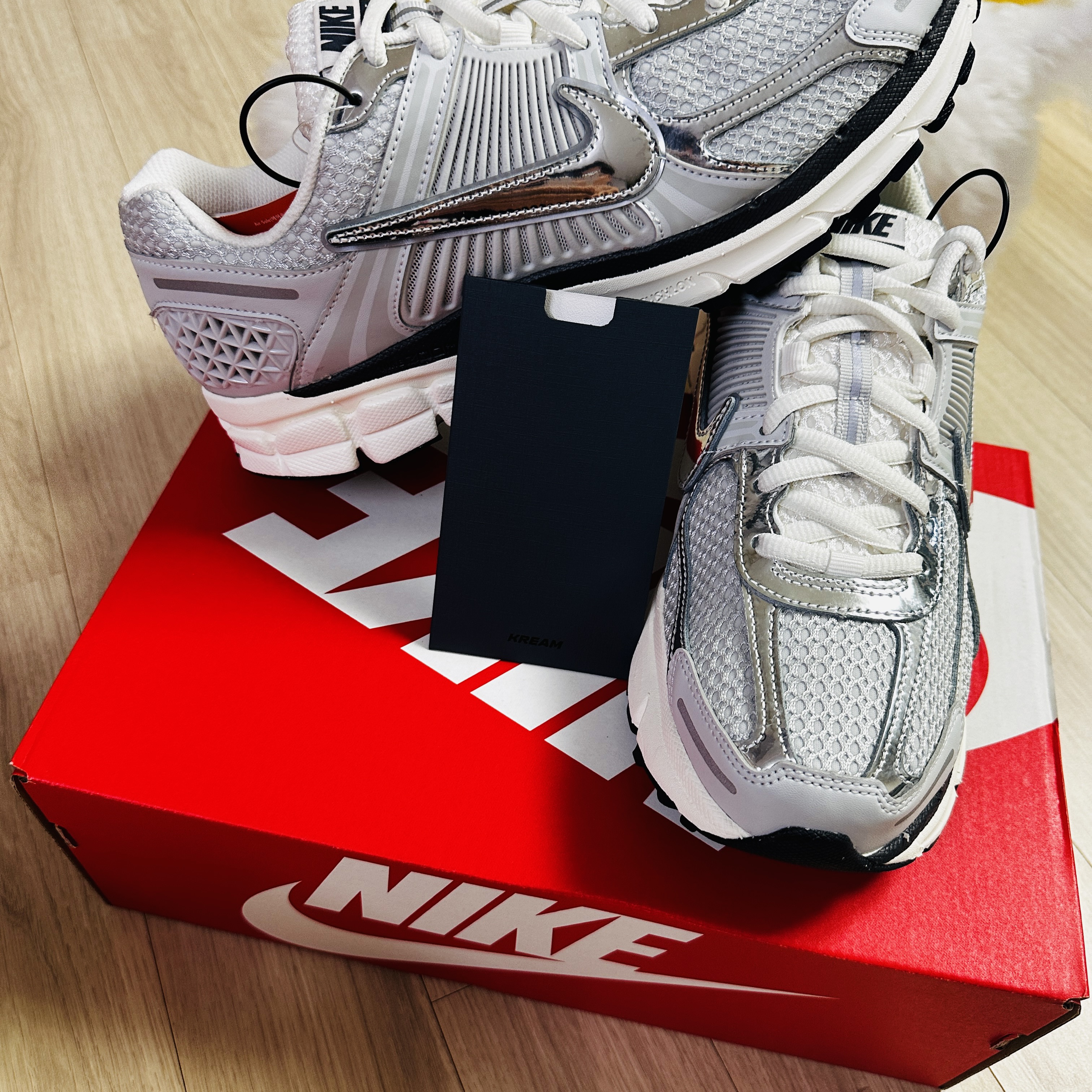 (W) Nike Zoom Vomero 5 Photon Dust and Metallic Silver 착용 스타일