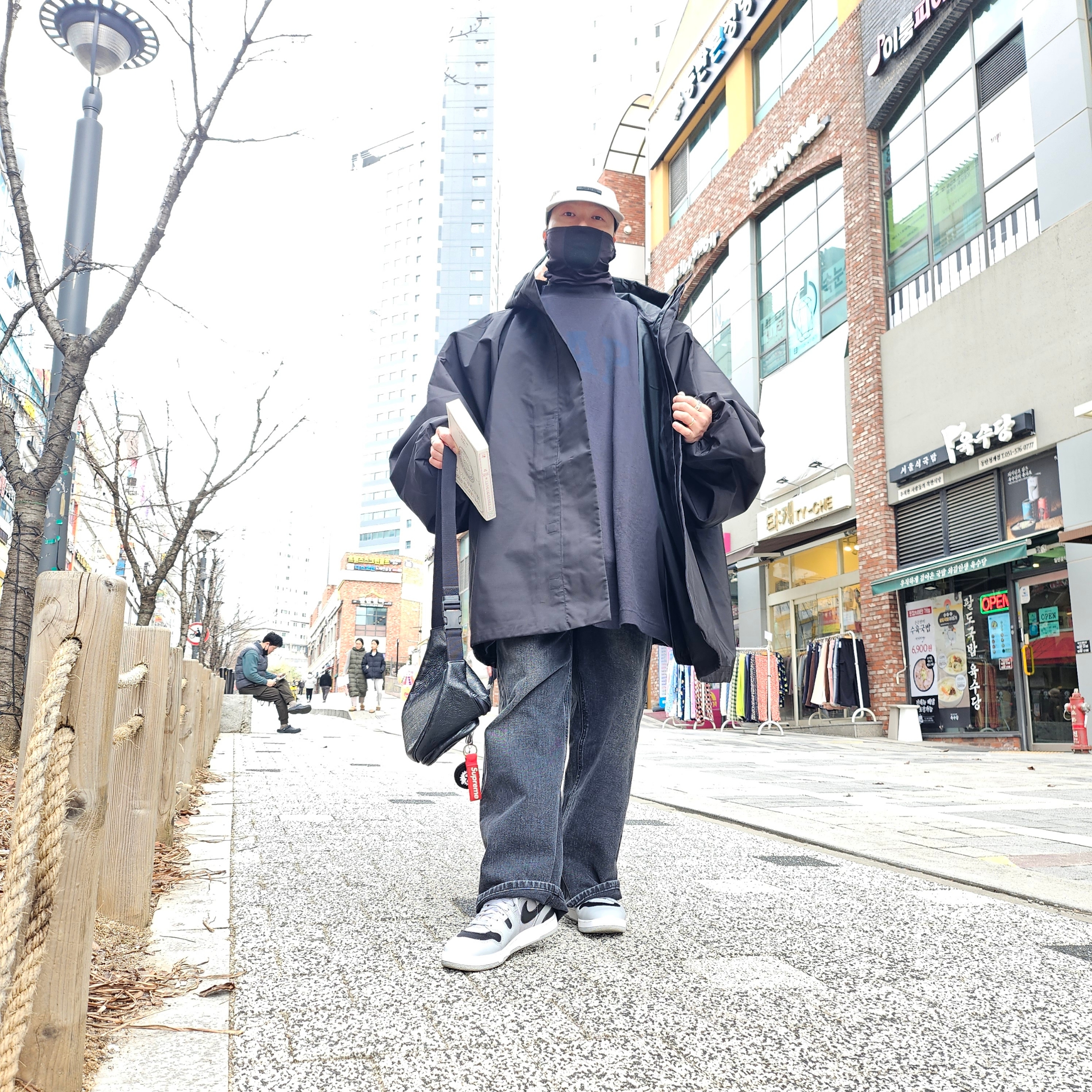 Yeezy Gap Engineered By Balenciaga T-Cut Parka Black, Supreme Webbing Keychain Red - 23SS 착용 스타일 - 2