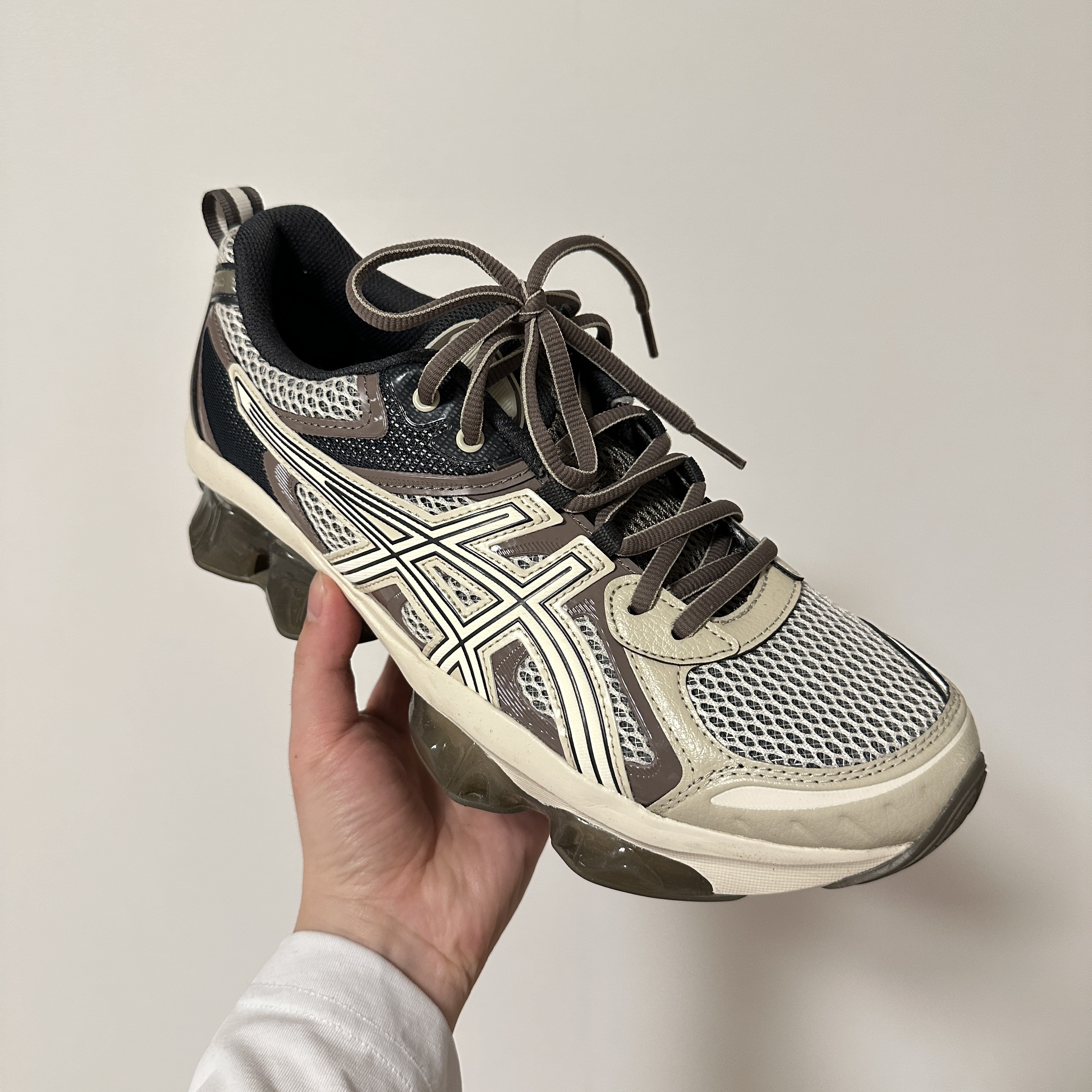 Asics Gel-Quantum Kinetic Birch Dark Taupe 착용 스타일 - 1