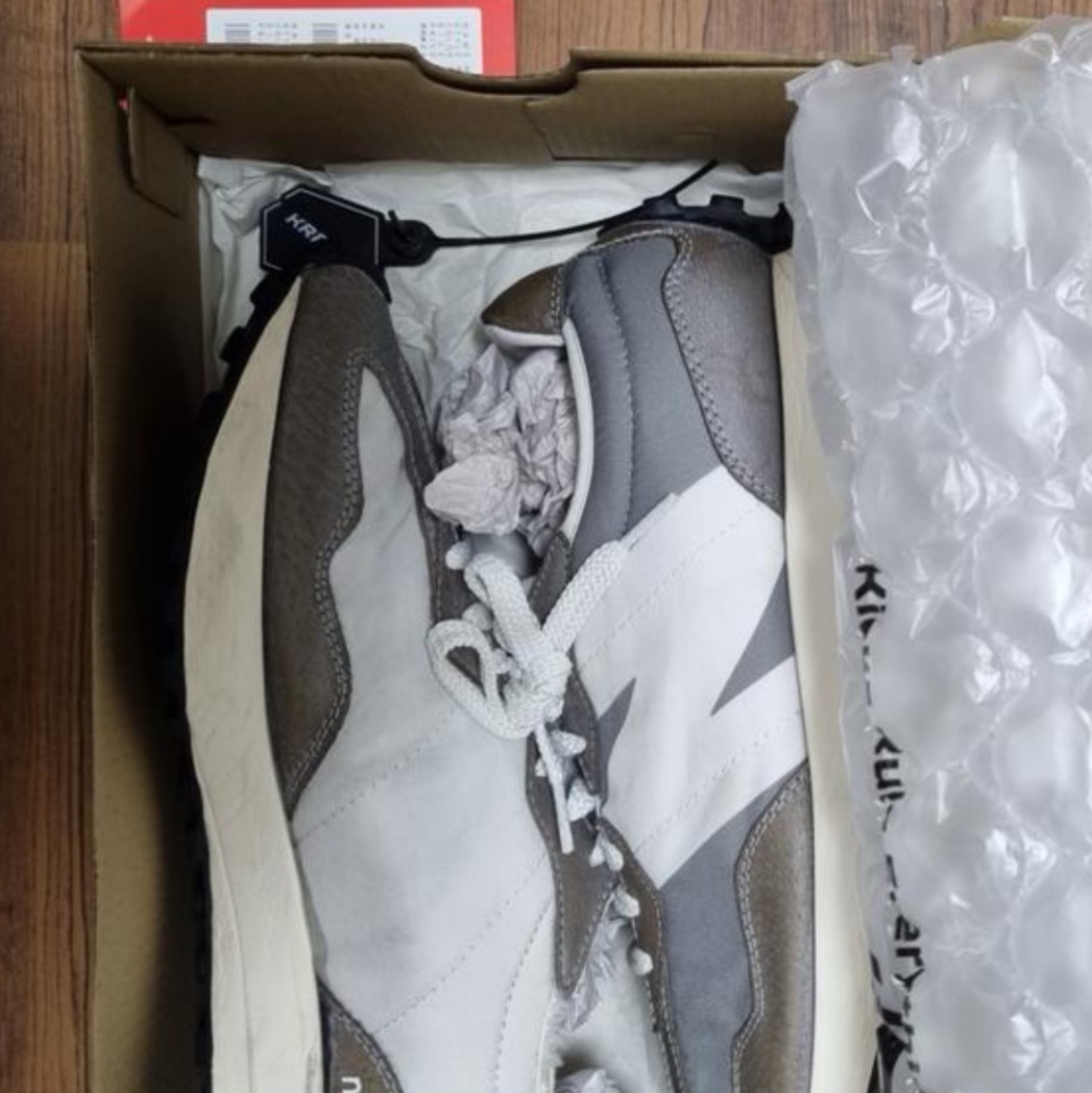 New Balance 327 Grey 착용 스타일