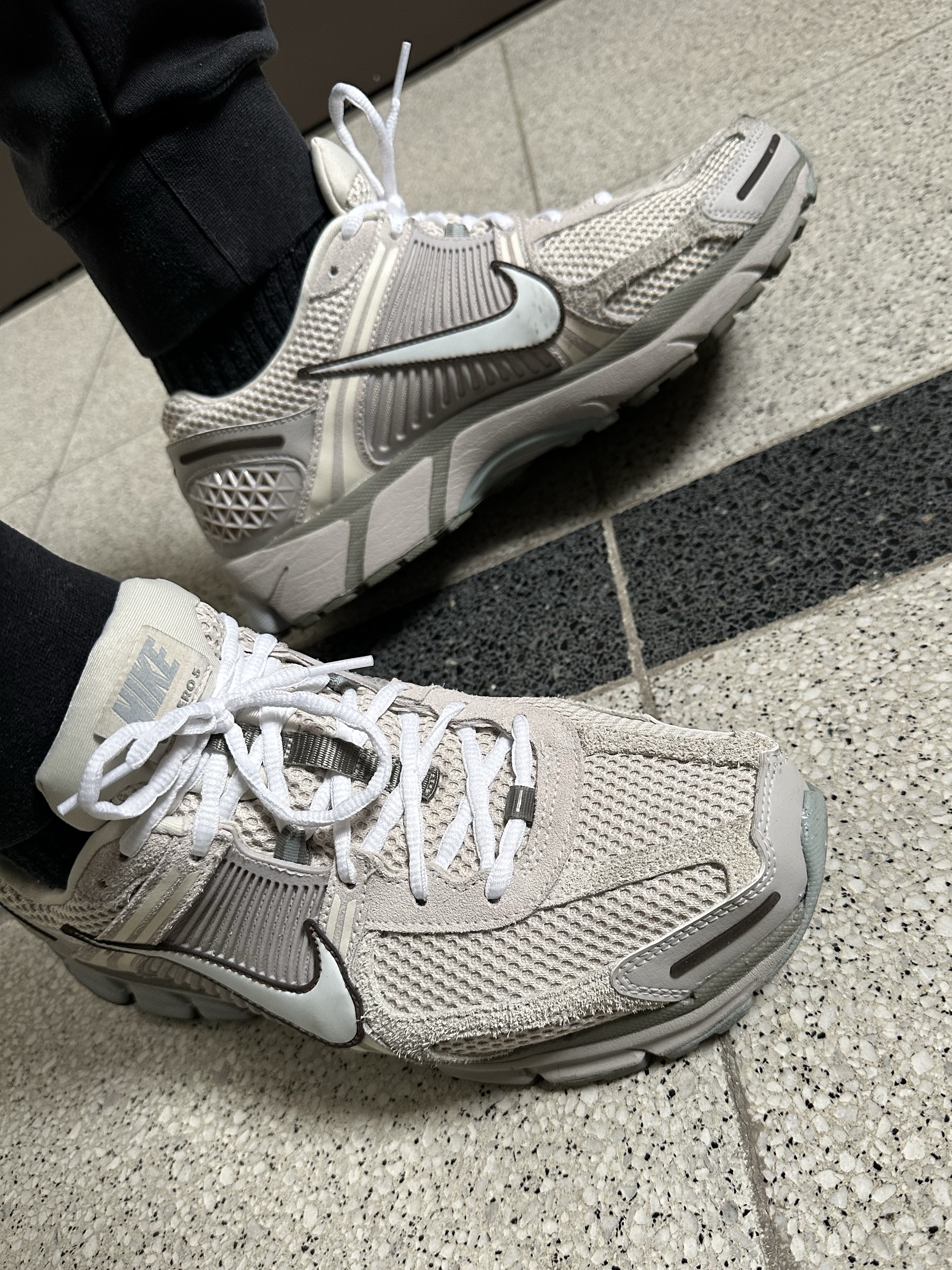 Nike Zoom Vomero 5 SE Light Orewood Brown 착용 스타일