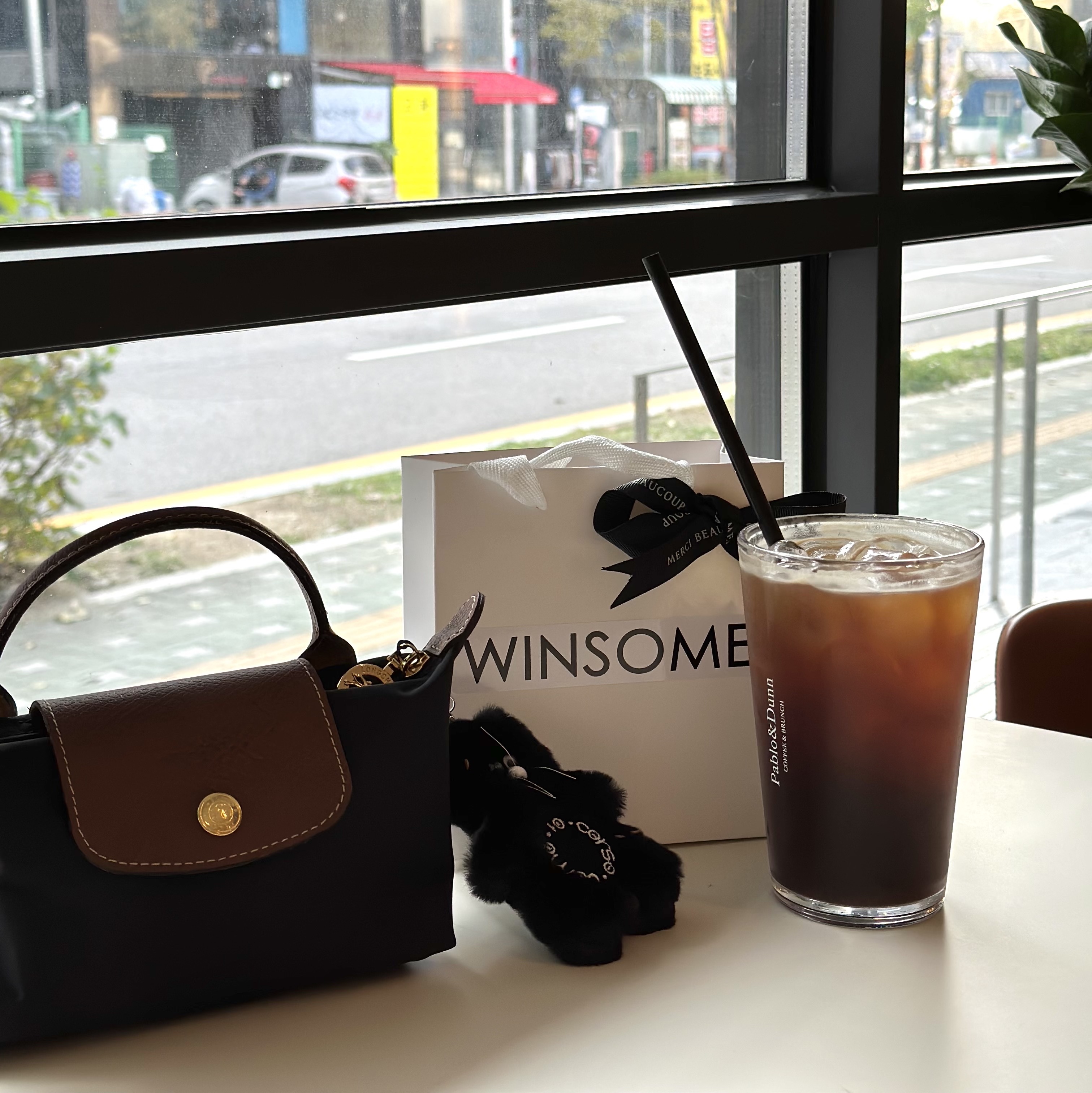 Longchamp Le Pliage Original Handle Pouch Black, Monamhee x 10 Corso Como Bianco Phone Strap Black 착용 스타일