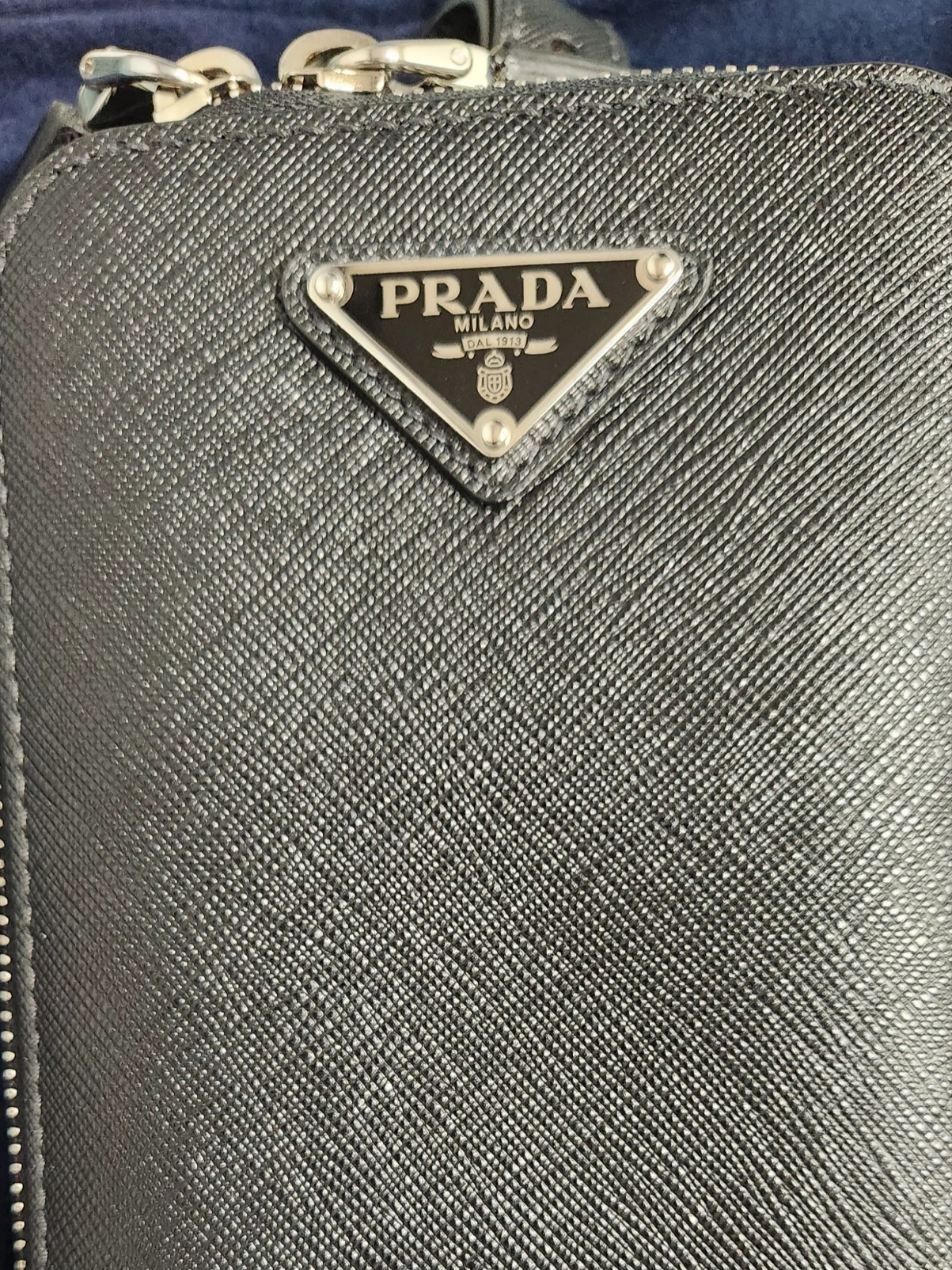 Prada Saffiano Leather Belt Bag Black 착용 스타일
