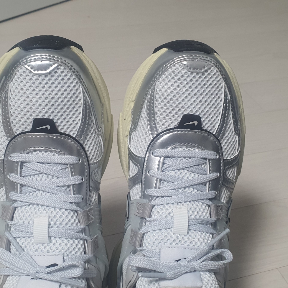 Nike V2K Run Summit White Metallic Silver 착용 스타일