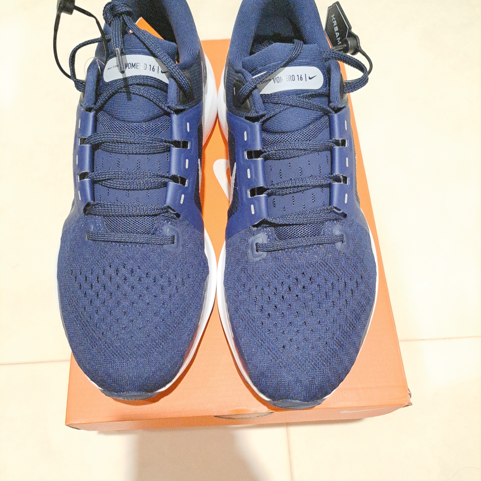 Nike Air Zoom Vomero 16 Midnight Navy White 착용 스타일 - 1