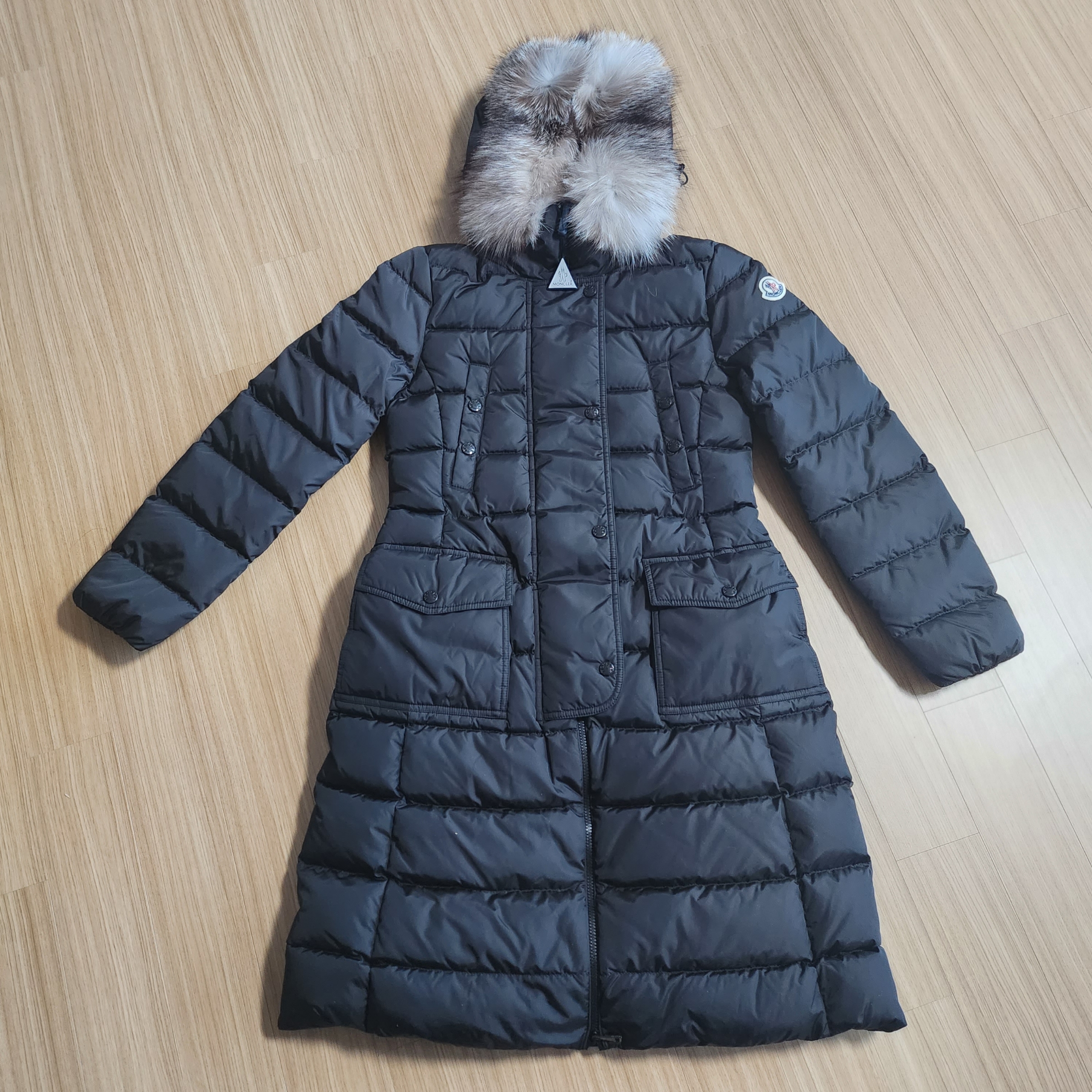 (W) Moncler Khloe Long Down Jacket Black - 23FW 착용 스타일