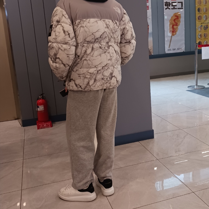 The North Face White Label Novelty Nuptse Down Jacket P White, Alexander McQueen Oversized Sneakers White Black 착용 스타일 - 1