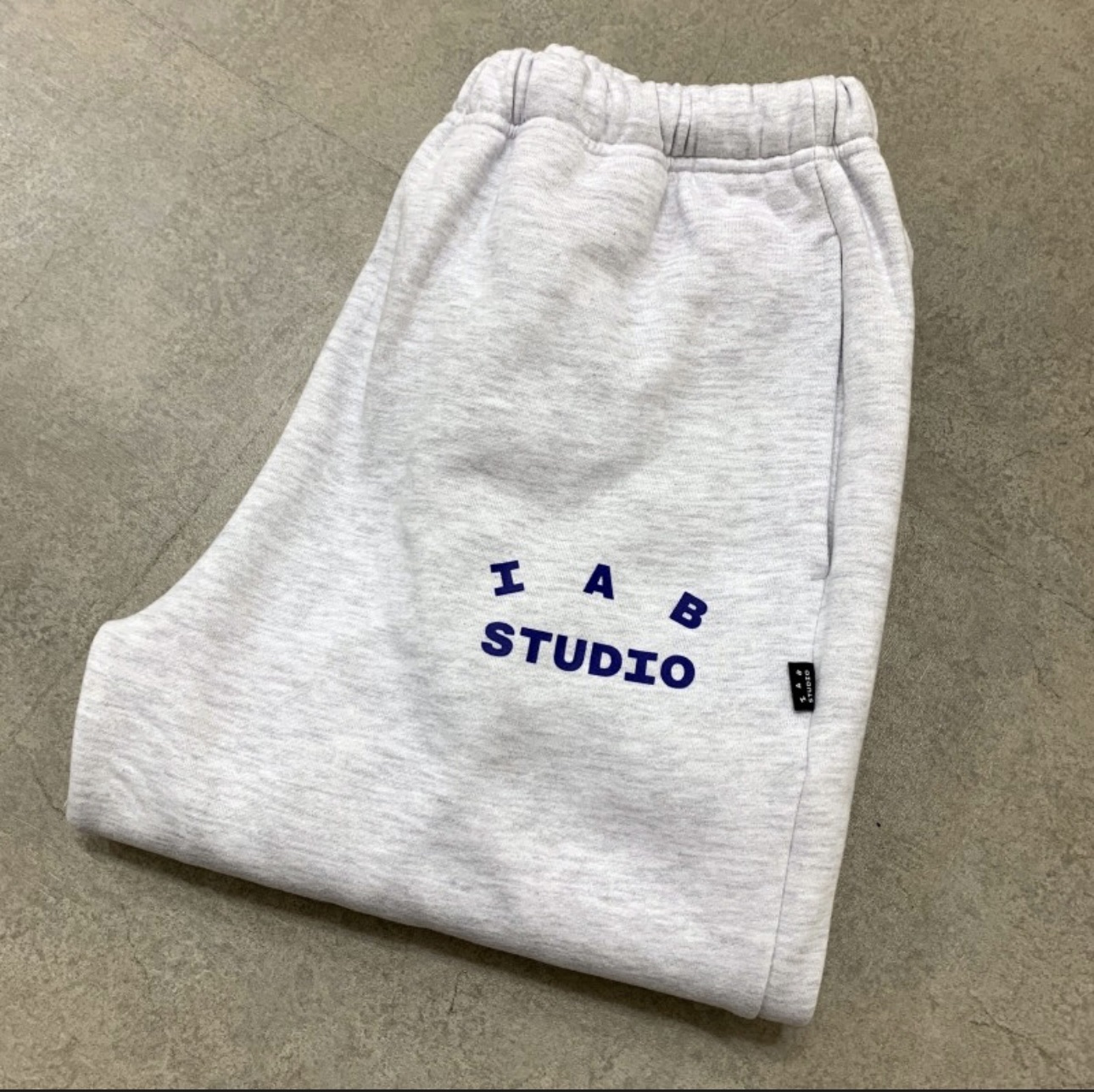 IAB Studio Sweatpants Light Gray 착용 스타일
