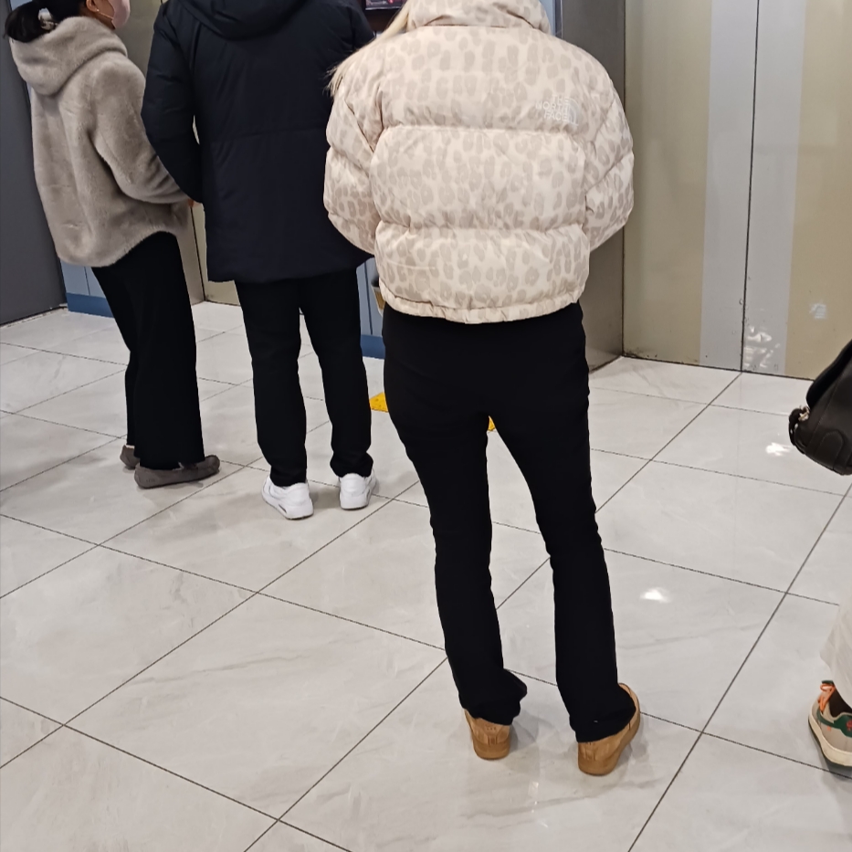 The North Face White Label Novelty Nuptse Down Jacket P White, Alexander McQueen Oversized Sneakers White Black 착용 스타일 - 2