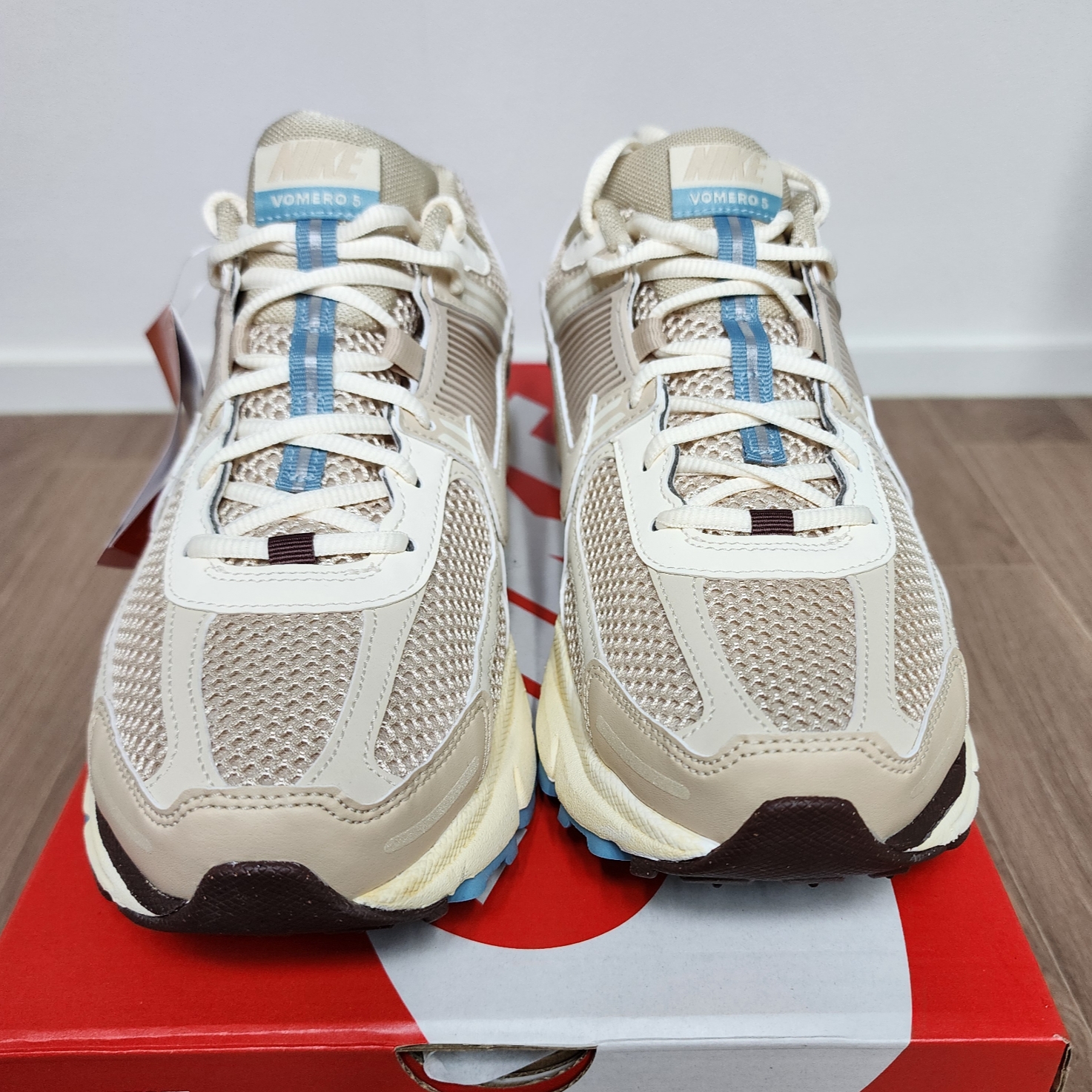 (W) Nike Zoom Vomero 5 Oatmeal 착용 스타일 - 1