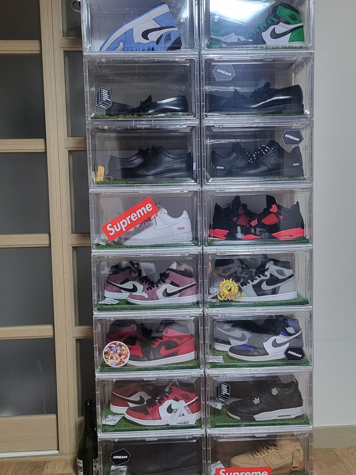 Jordan 1 Retro High OG Black and Lucky Green, (W) Celine Luco Triomphe Loafers in Polished Calfskin Black 착용 스타일