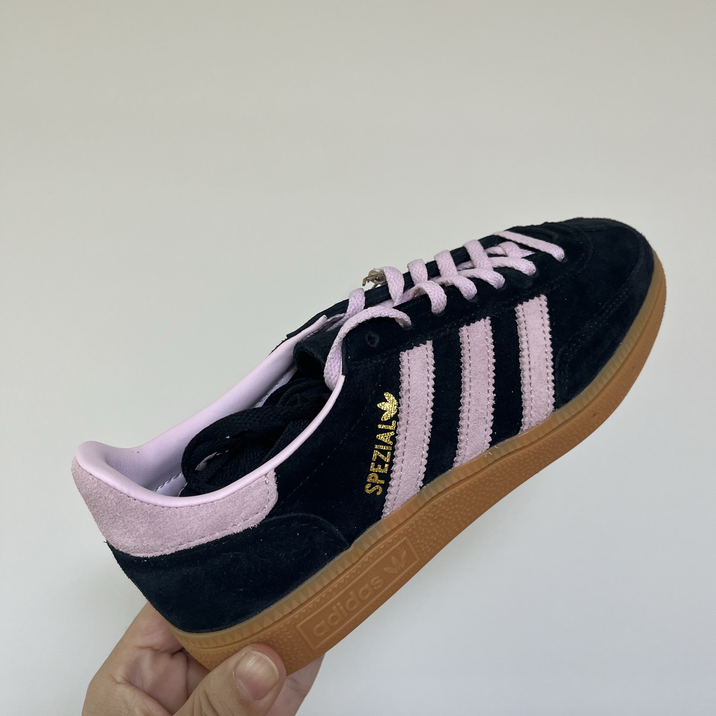 (W) Adidas Spezial Handball Core Black Clear Pink 착용 스타일 - 2