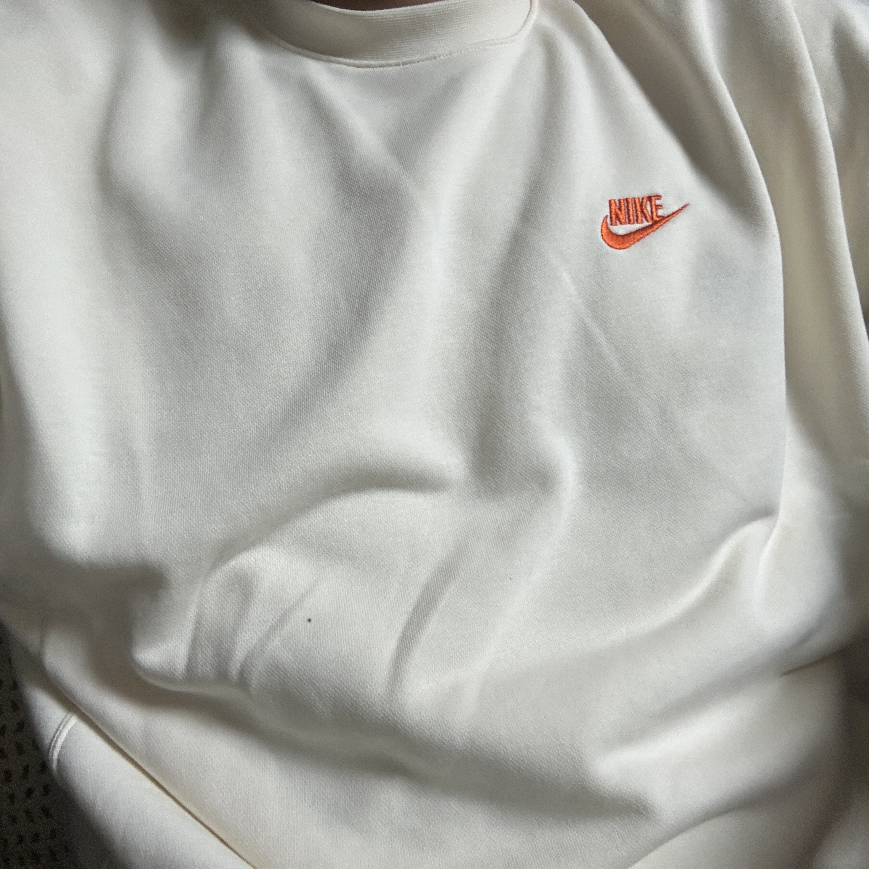 Nike NSW French Terry Crew Pale Ivory Sail 착용 스타일 - 1