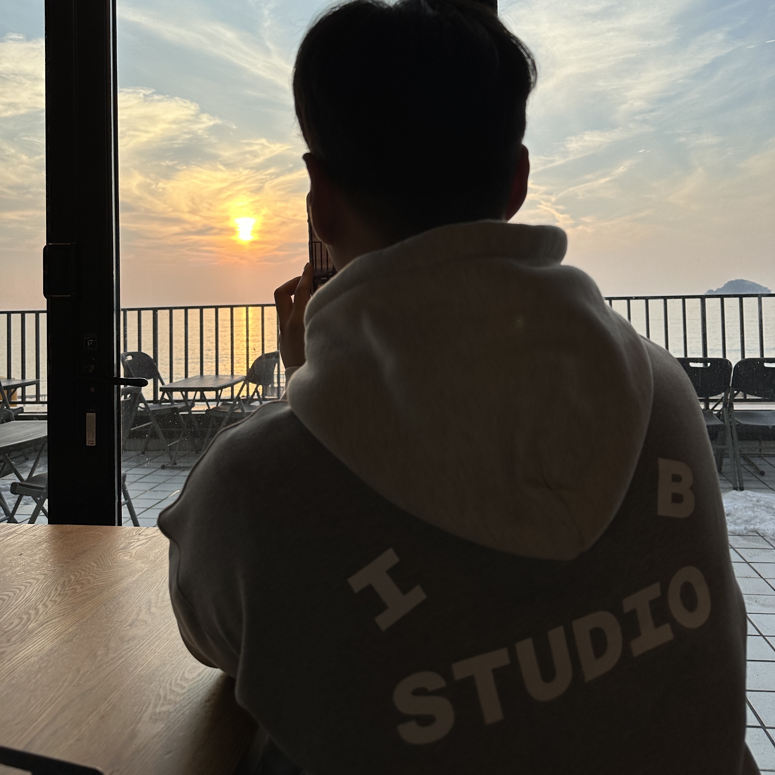 IAB Studio Hoodie Dual Gray 착용 스타일