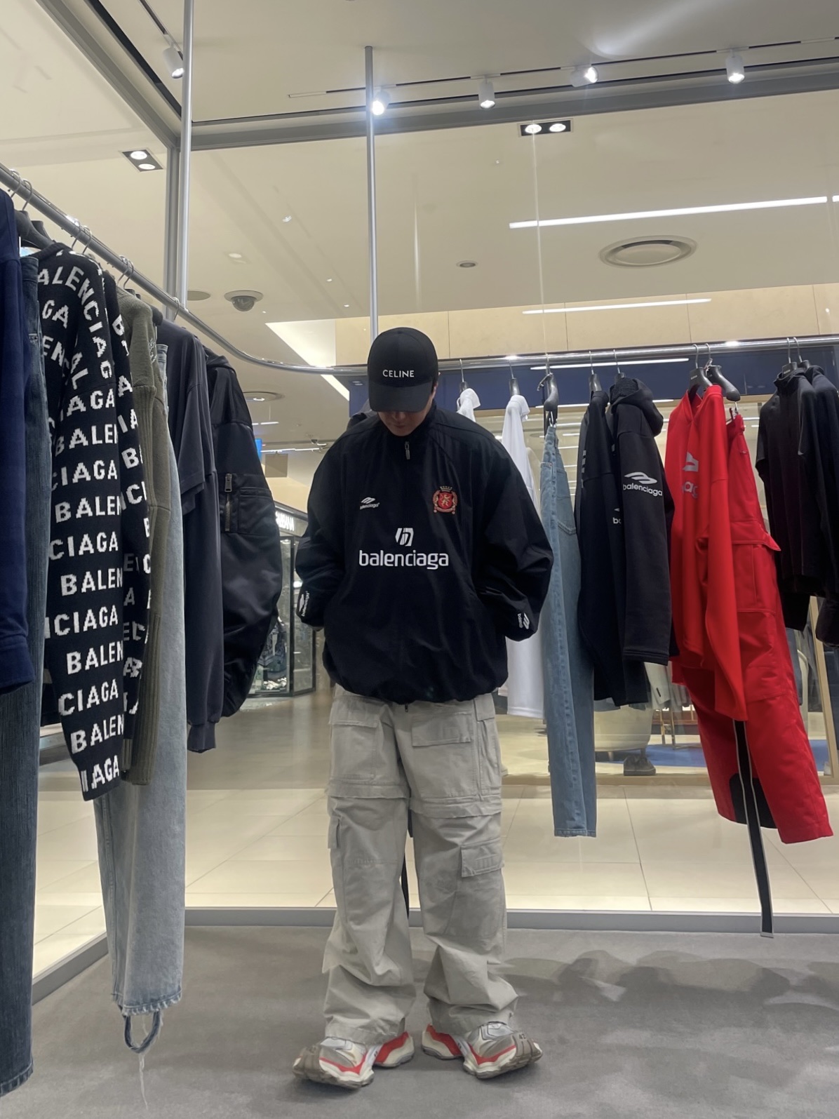 Balenciaga Large Cargo Pants in Beige, Balenciaga Cargo Sneakers Beige Grey Red 착용 스타일 - 1