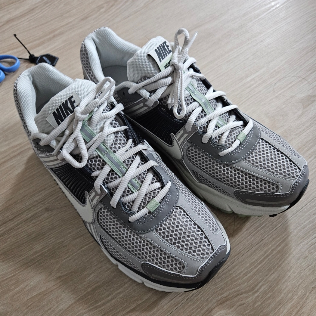 (W) Nike Zoom Vomero 5 Cobblestone and Flat Pewter 착용 스타일
