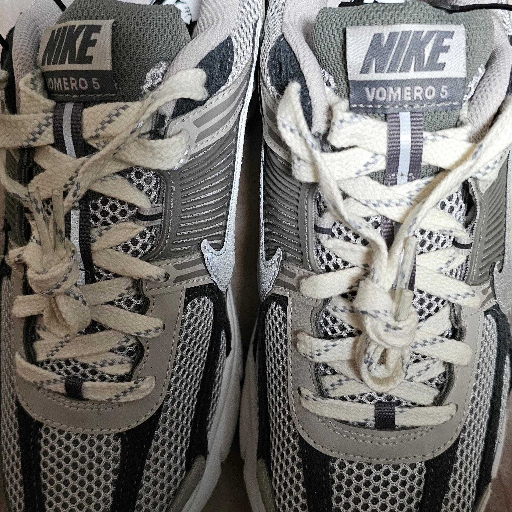 Nike Zoom Vomero 5 PRM Light Iron Ore and Flat Fewter 착용 스타일