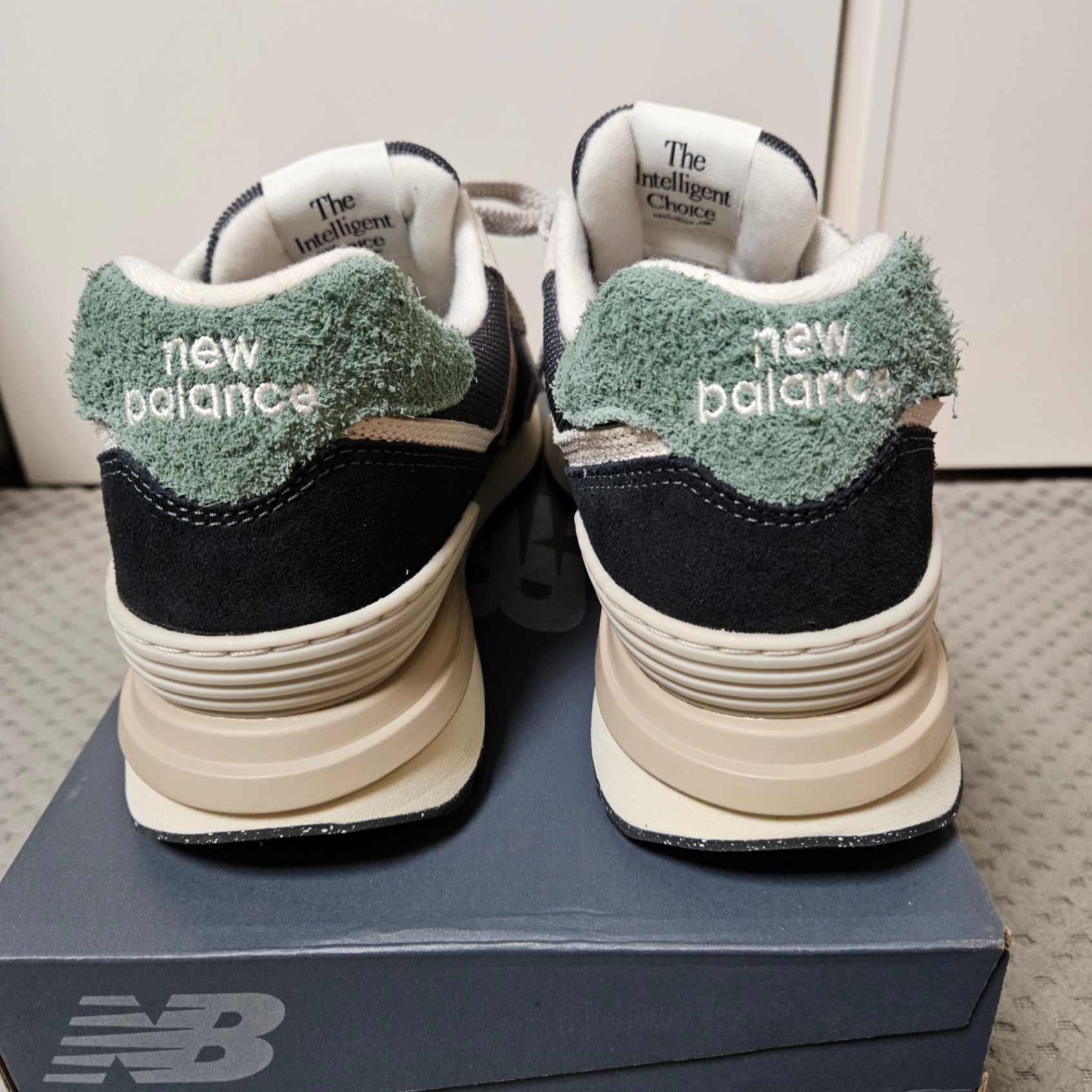 New Balance 574 Legacy Black Beige 착용 스타일 - 3