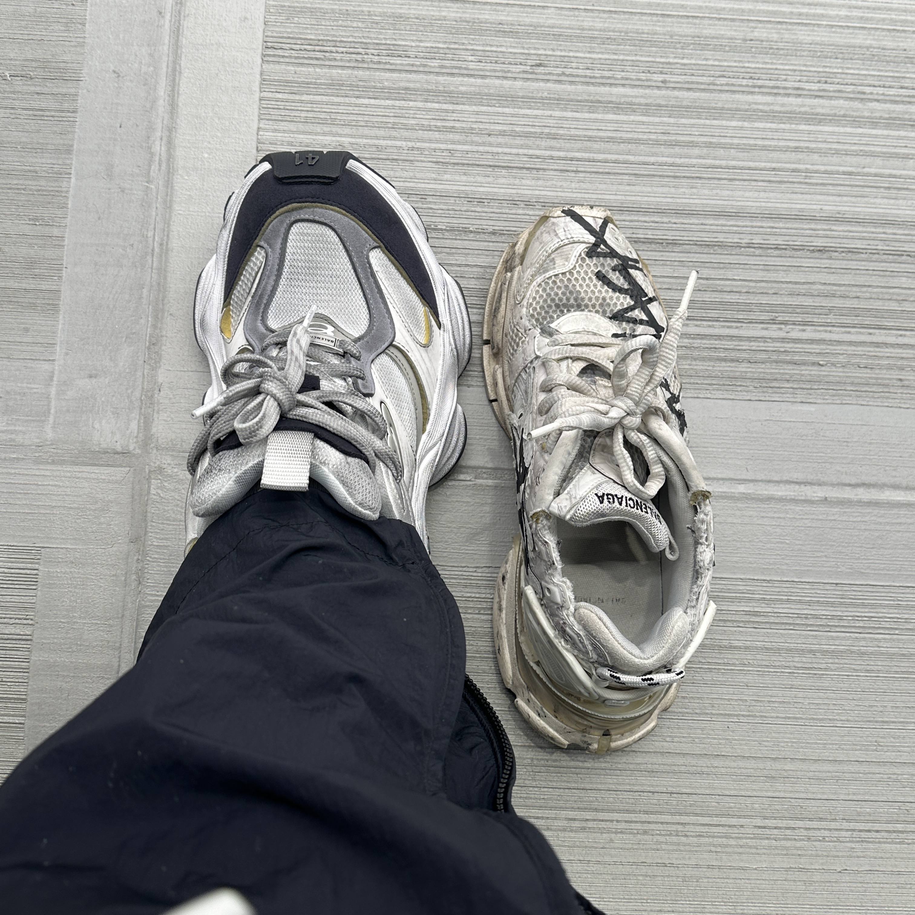 Balenciaga Cargo Sneakers White Grey 착용 스타일 - 4