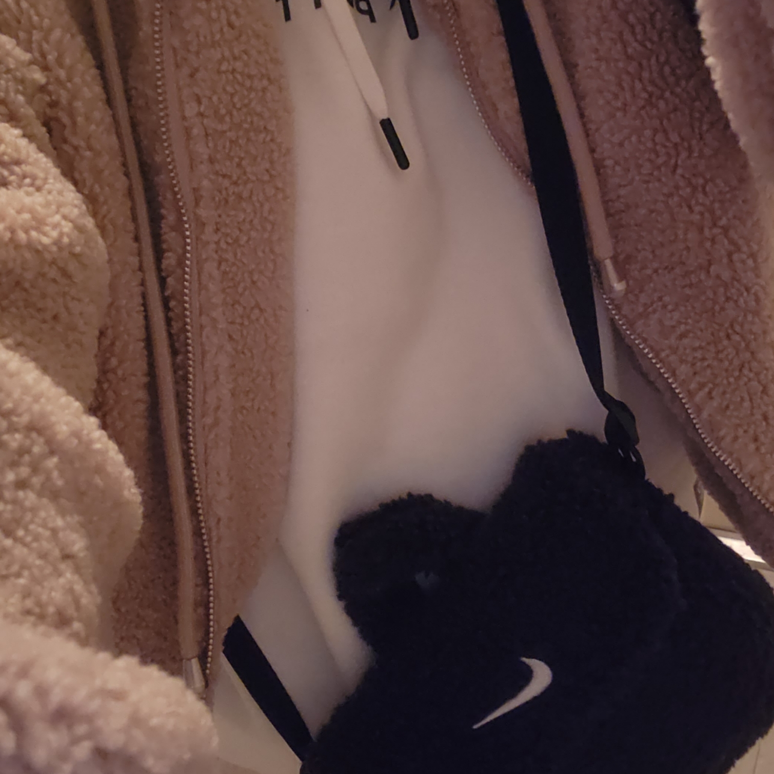 (Kids) Nike NSW Faux Fur Crossbody Bag Black 착용 스타일