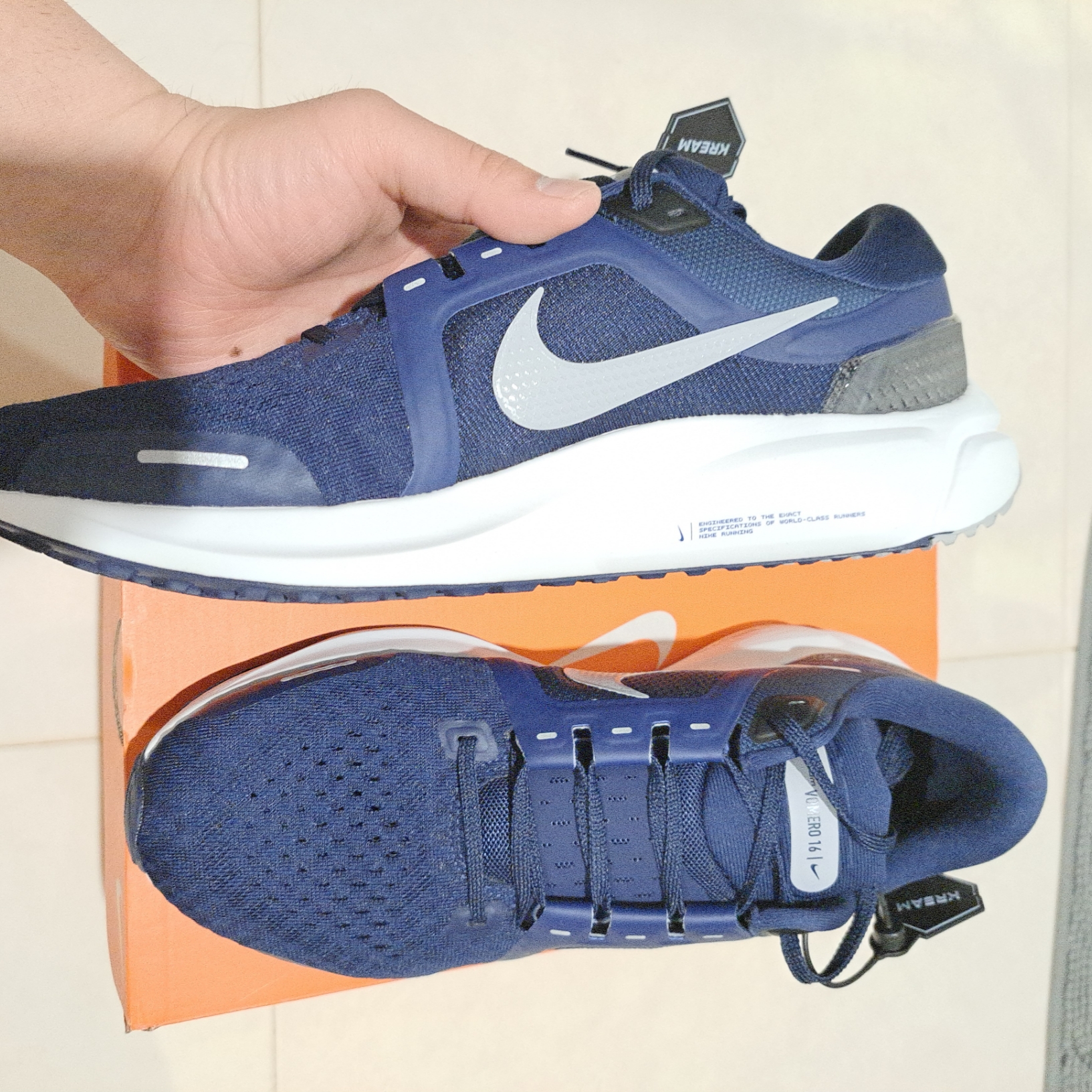 Nike Air Zoom Vomero 16 Midnight Navy White 착용 스타일 - 4