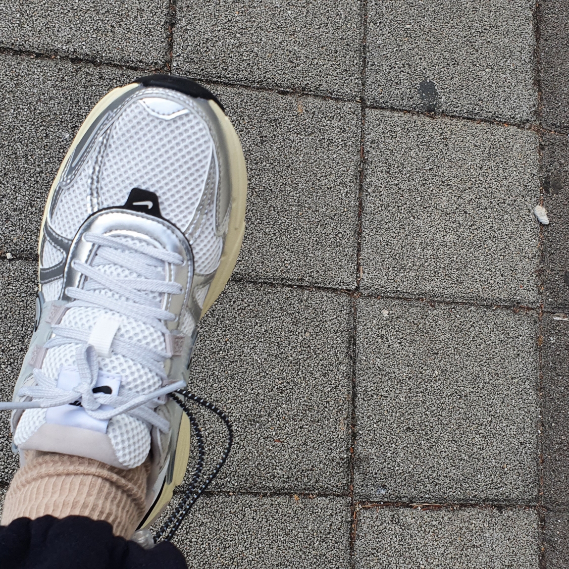 Nike V2K Run Summit White Metallic Silver 착용 스타일