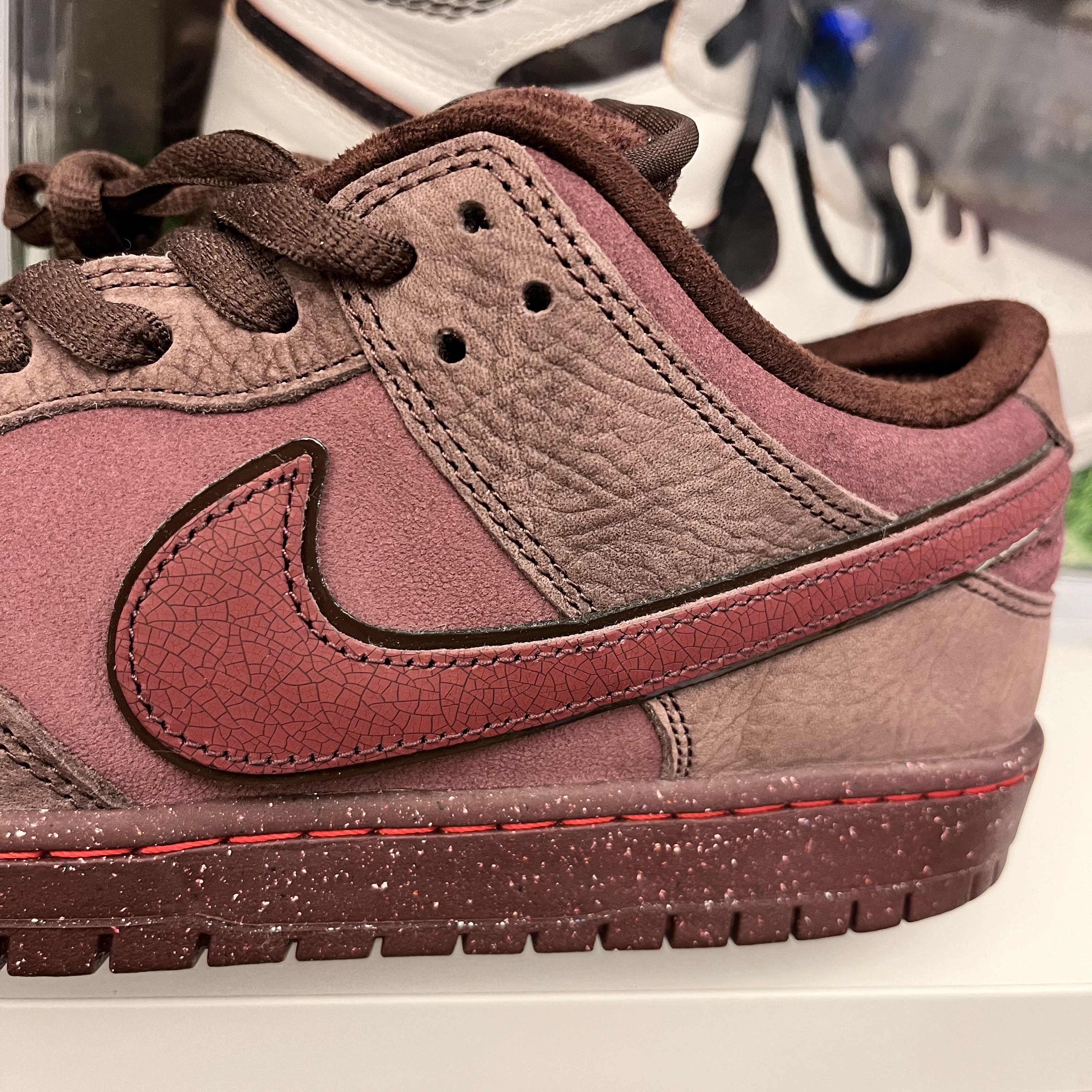 Nike SB Dunk Low PRM Burgundy Crush 착용 스타일 - 1