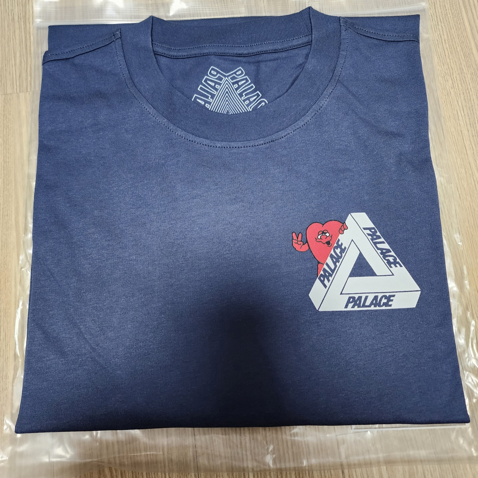 Palace Tri-Hearts T-Shirt Navy - 24SS 착용 스타일