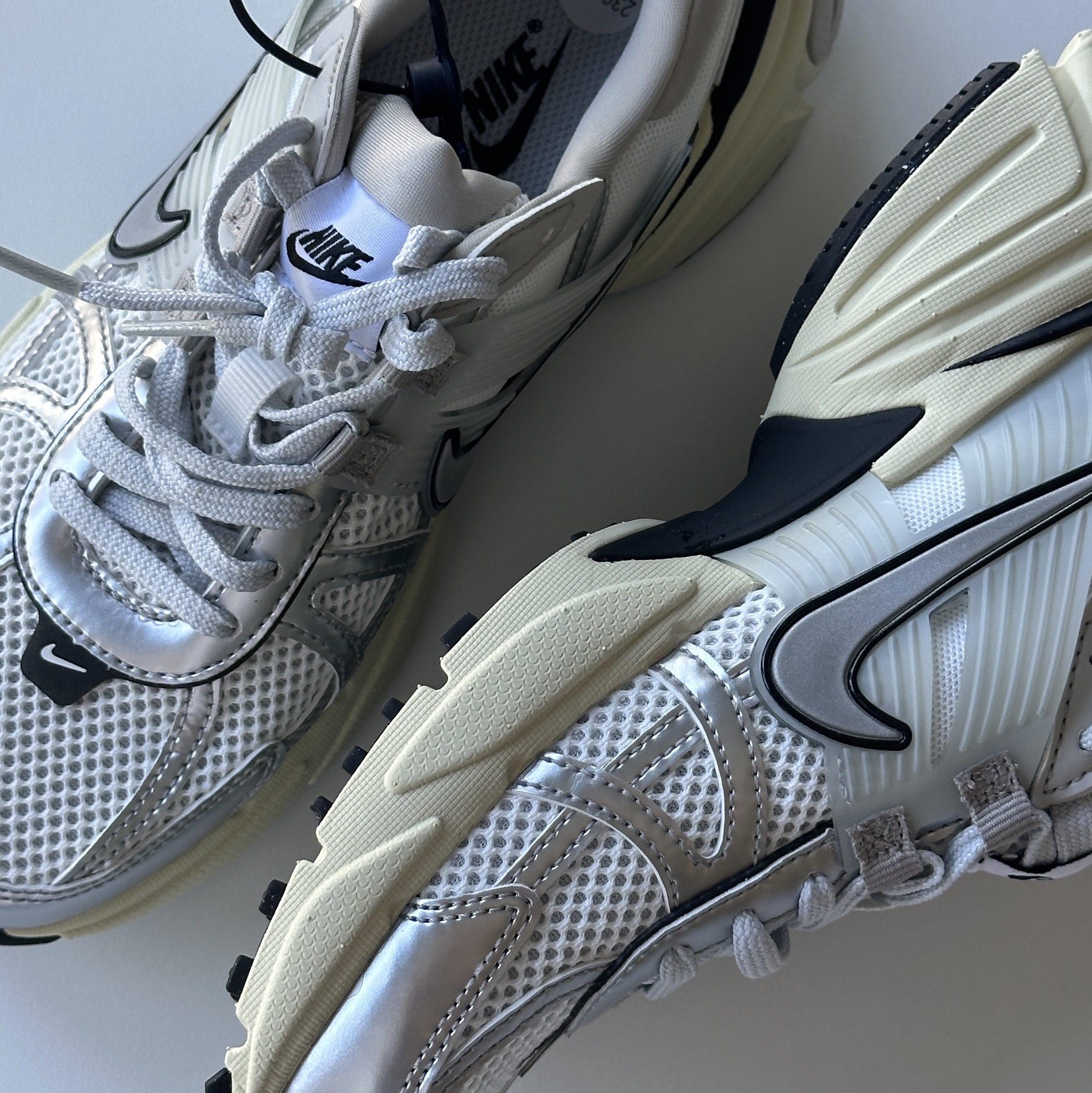 Nike V2K Run Summit White Metallic Silver 착용 스타일 - 2