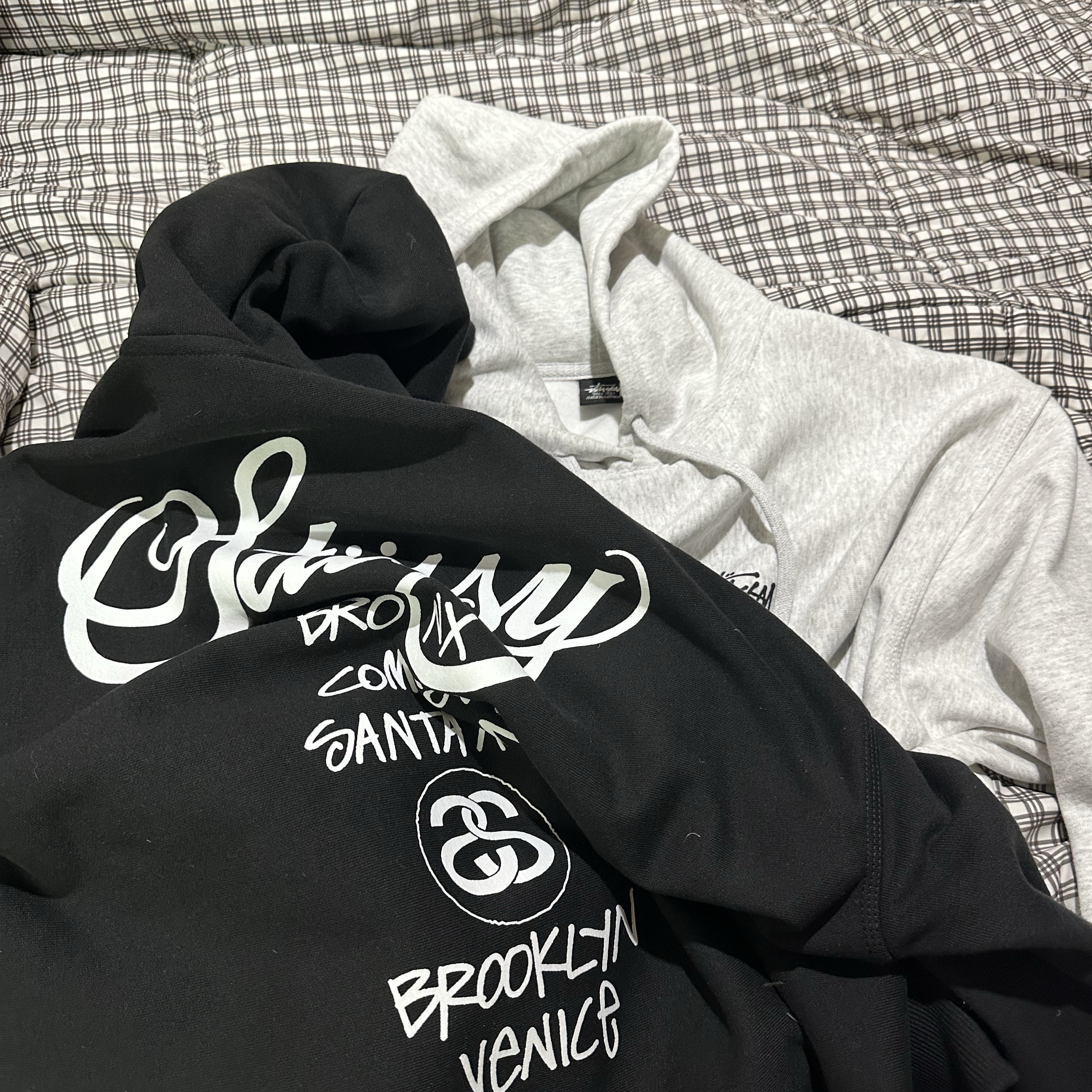 Stussy Basic Stussy Hoodie Ash Heather 2023, Stussy World Tour Hoodie Black 2023 착용 스타일