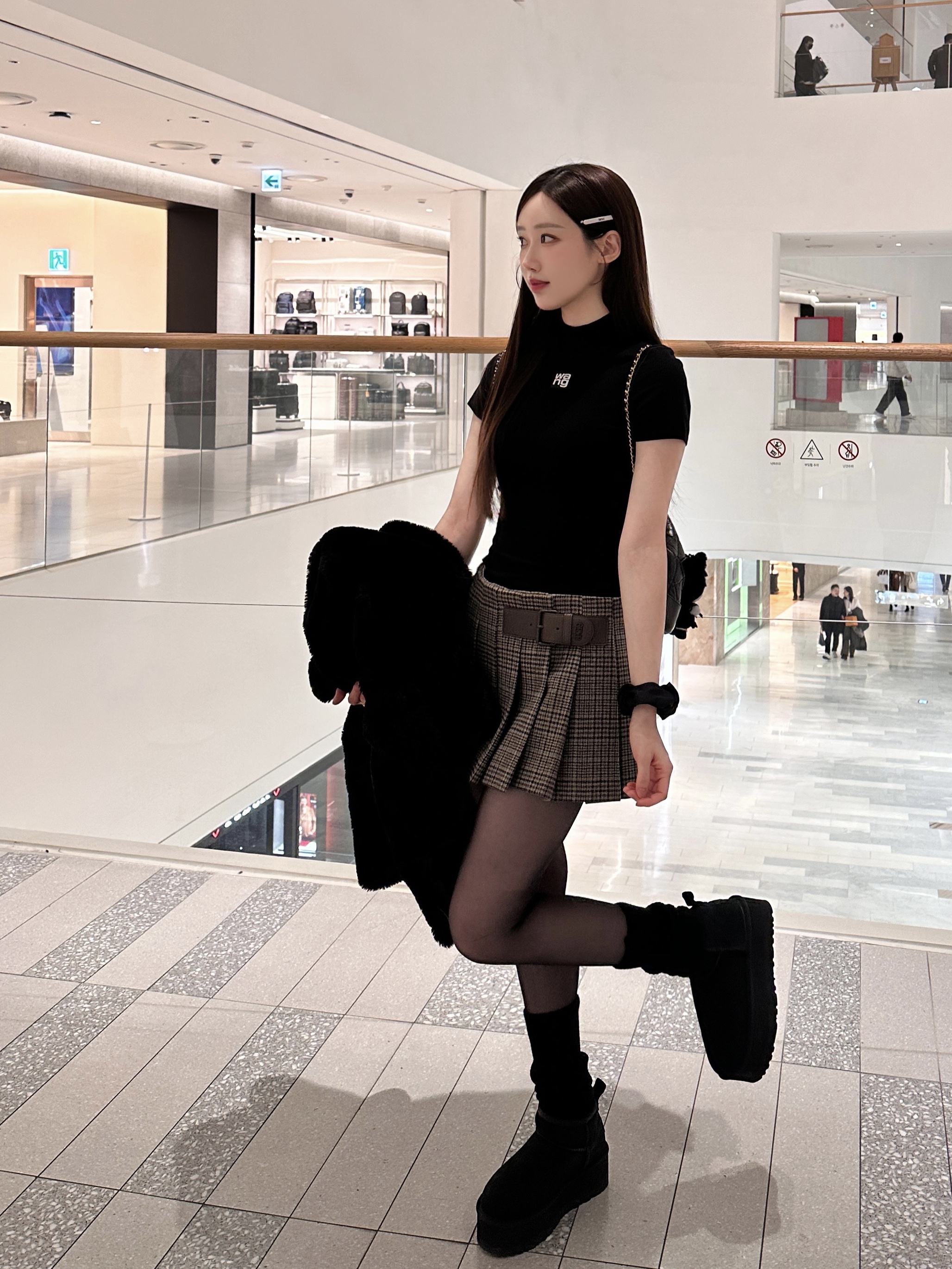 (W) UGG Classic Ultra Mini Platform Boots Black, Chanel Small Gabrielle Backpack Aged Calfskin & Gold Silver Black 착용 스타일