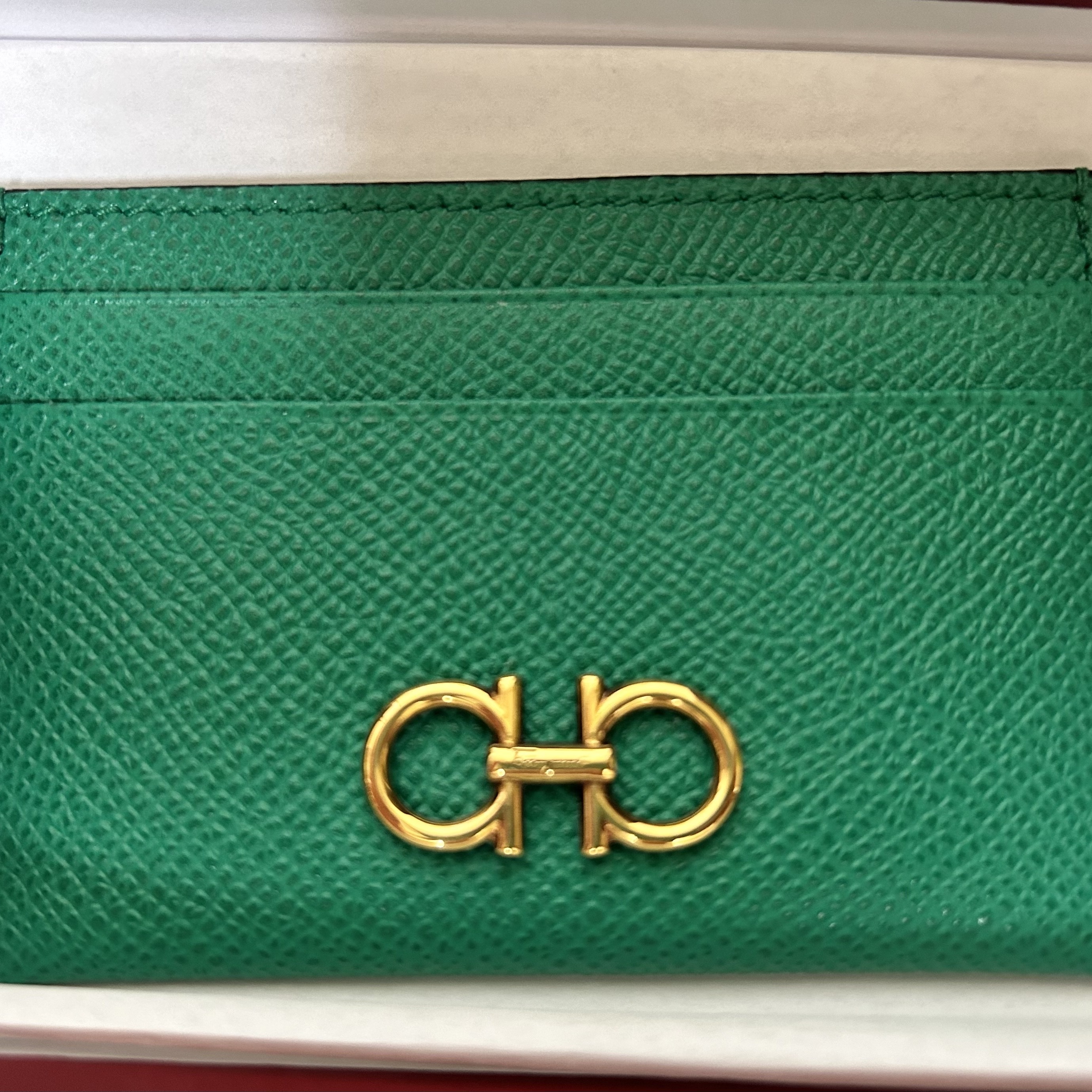 Ferragamo Gancini Credit Card Holder Emerald 착용 스타일