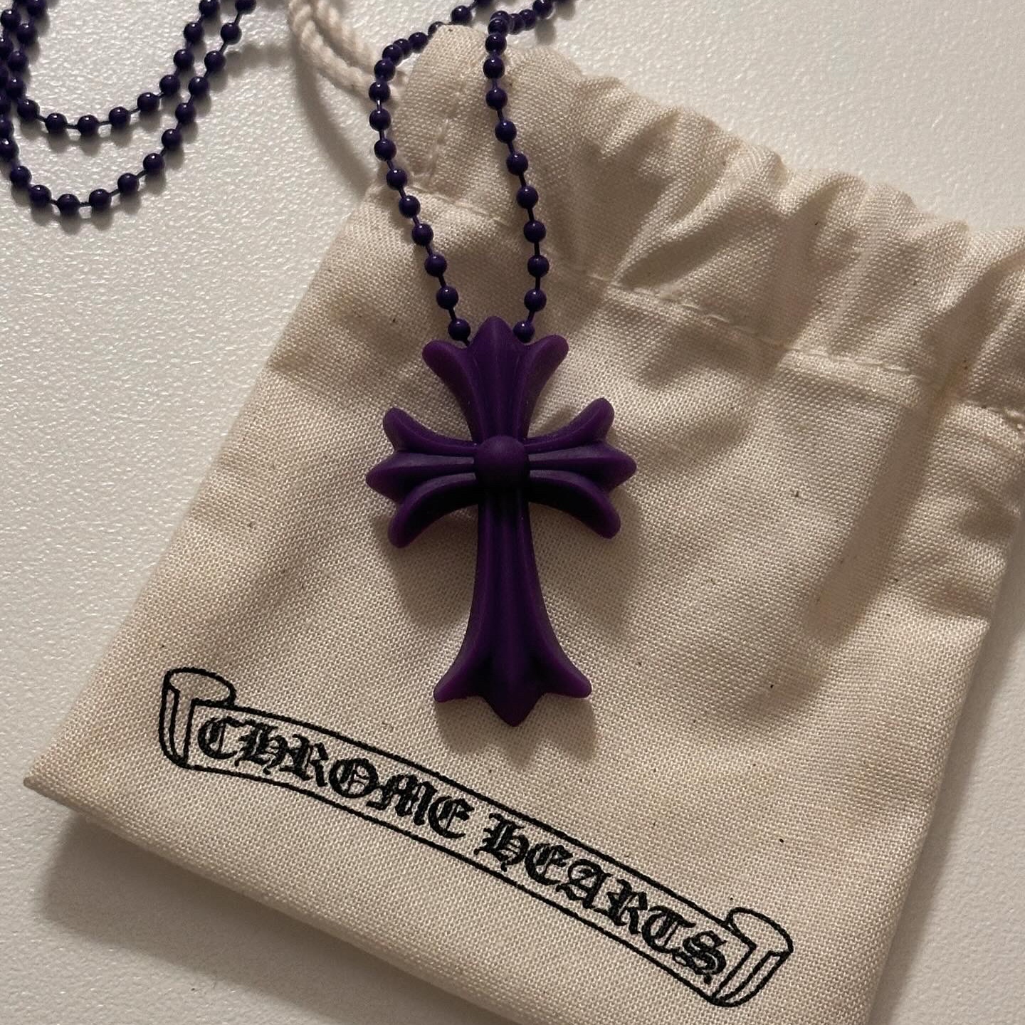 Chrome Hearts Silichrome CH Cross Pendant Purple 2022/2023 착용 스타일 - 2