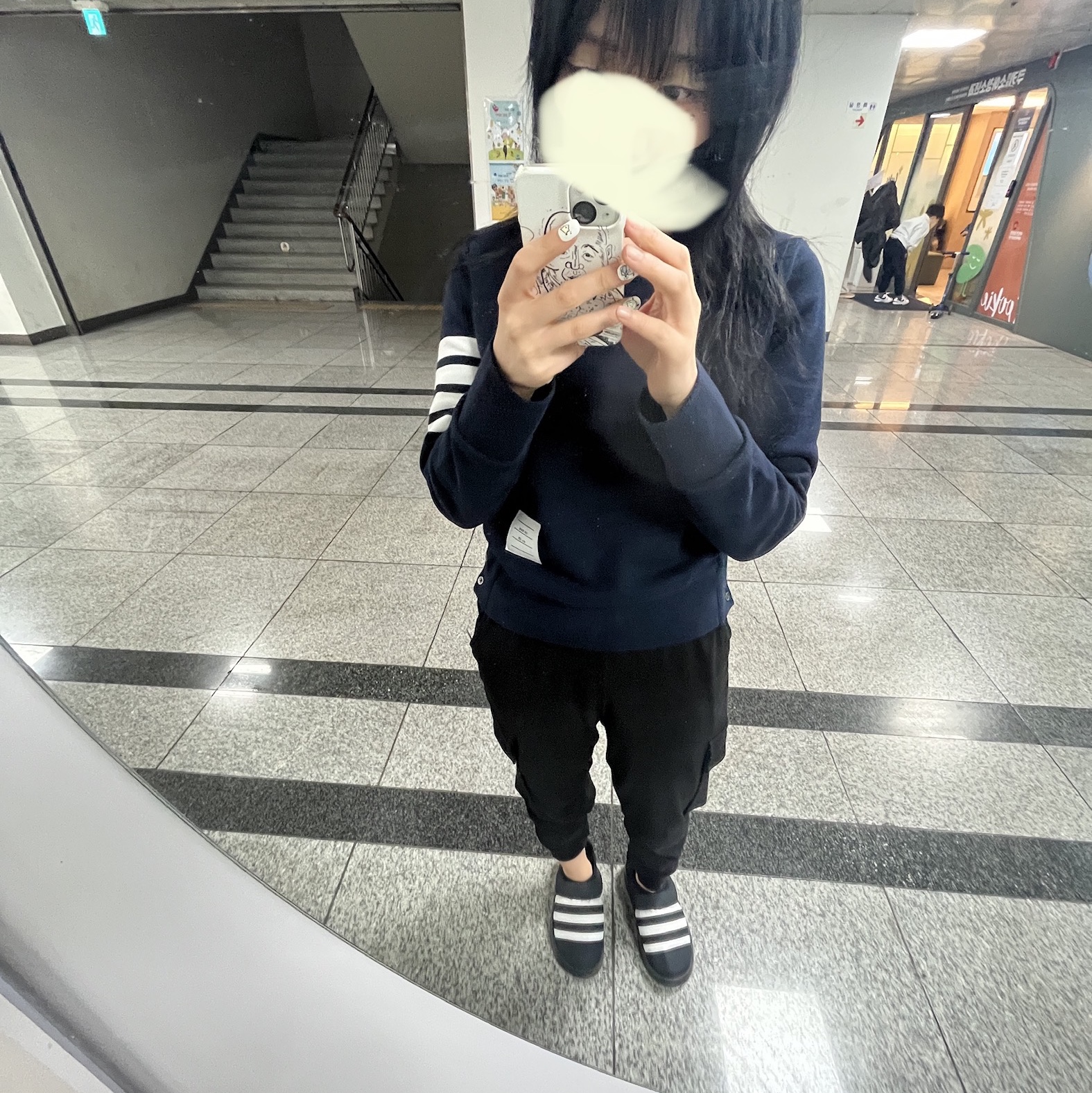 Adidas Puffylette Core Black, (W) Thom Browne Loopback Jersey Knit Engineered 4-Bar Stripe Crewneck Pullover Navy 착용 스타일 - 1