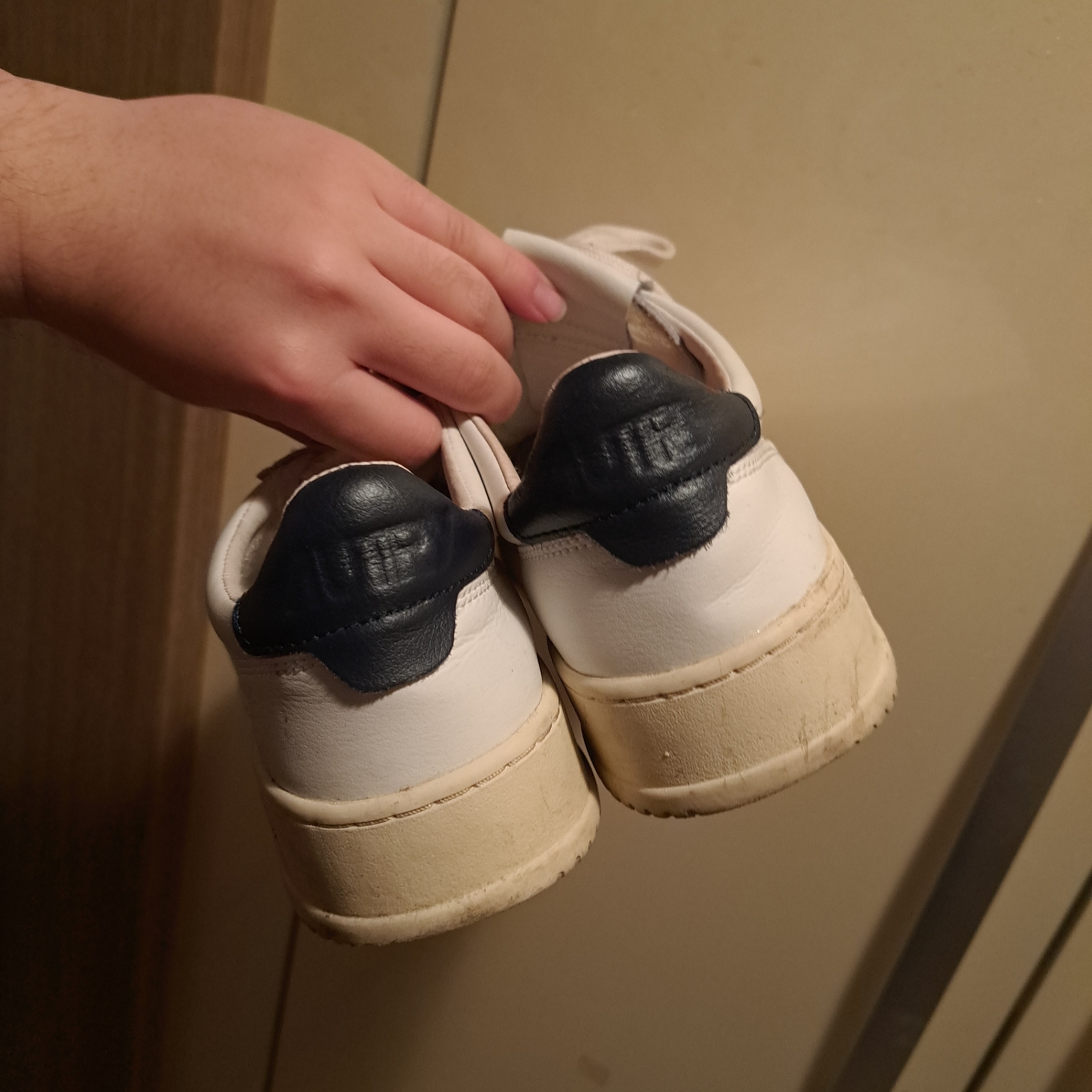 Autry Medalist Low Leather Sneakers White Blue 착용 스타일 - 2