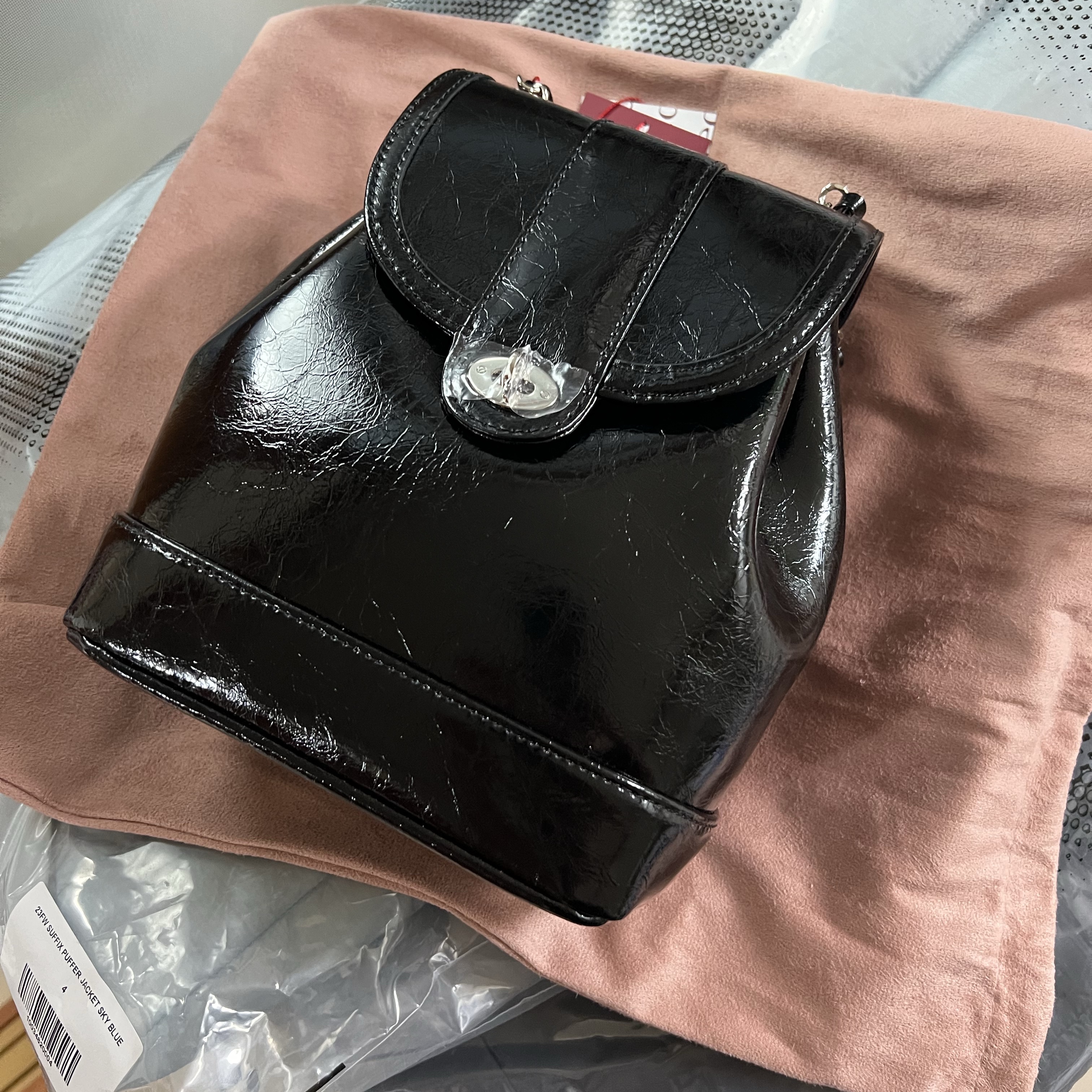 Cardinal Red Hawoo-A Bag Black 착용 스타일