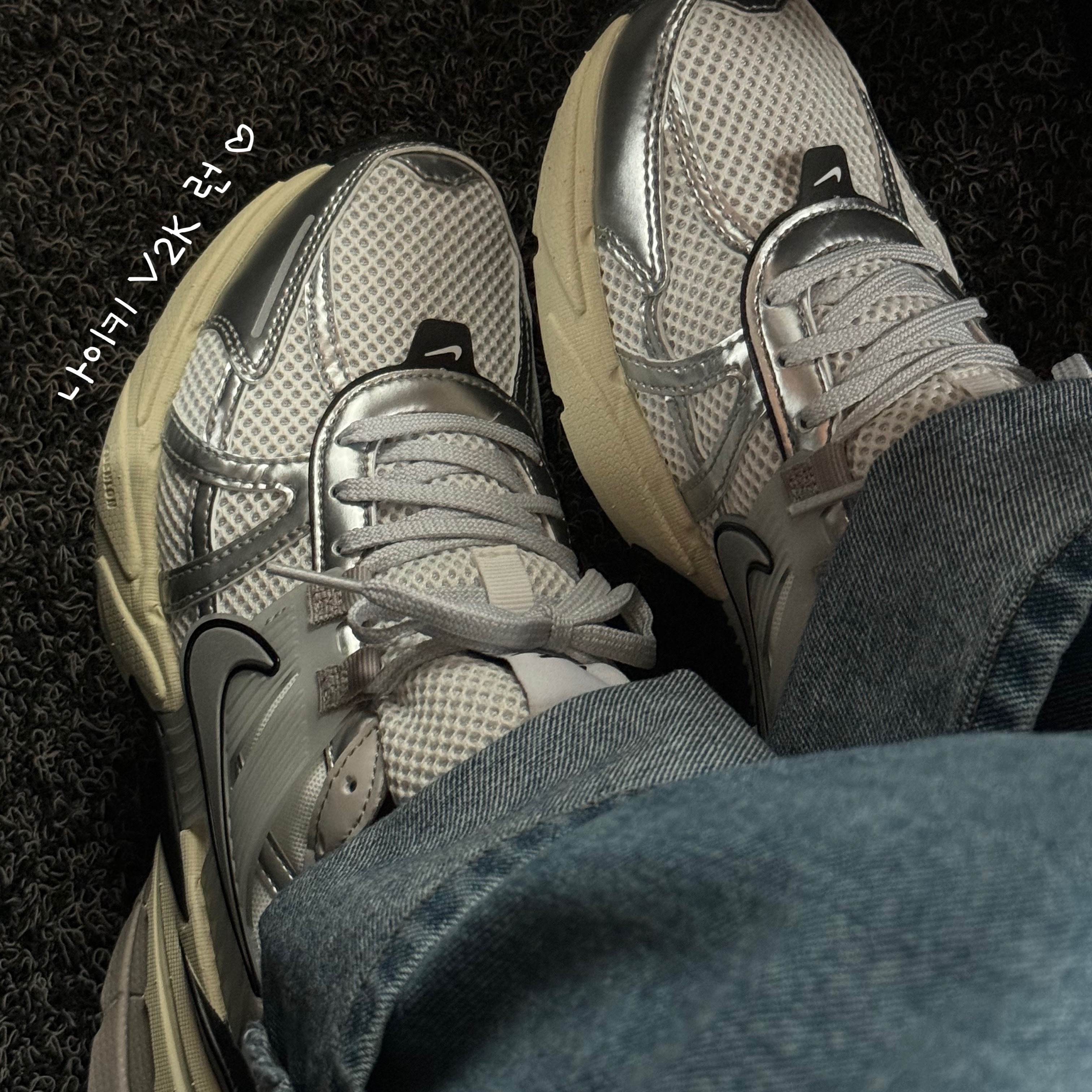 Nike V2K Run Summit White Metallic Silver 착용 스타일