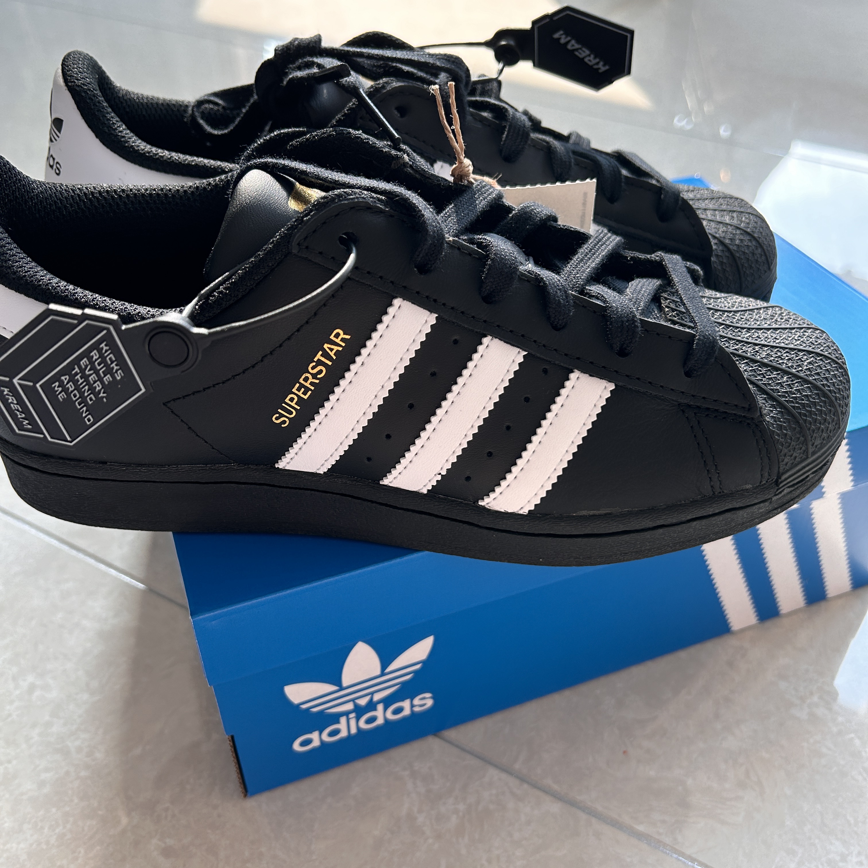 (J) Adidas Superstar Black White 착용 스타일