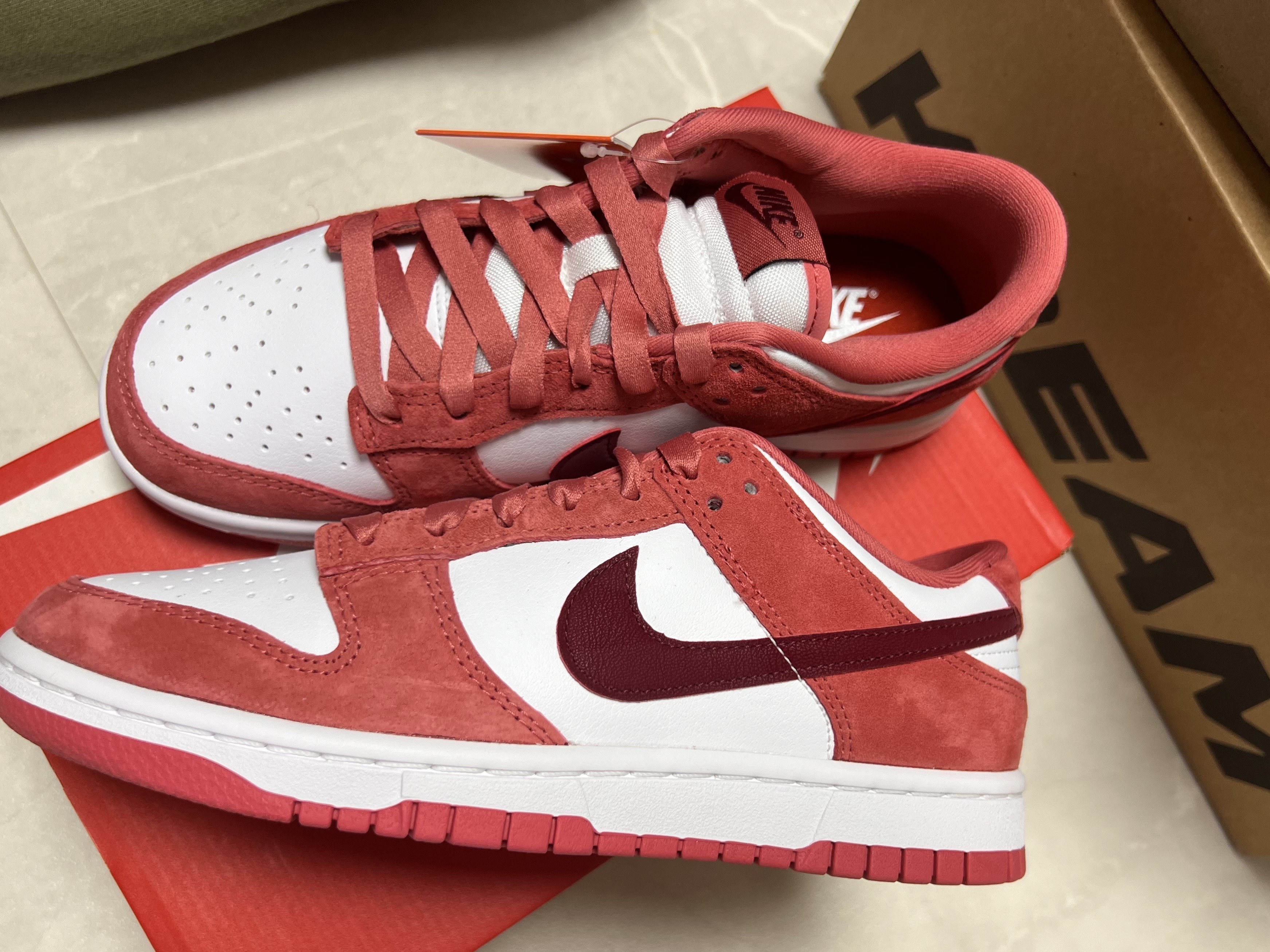 (W) Nike Dunk Low Valentine Day White Adobe 착용 스타일