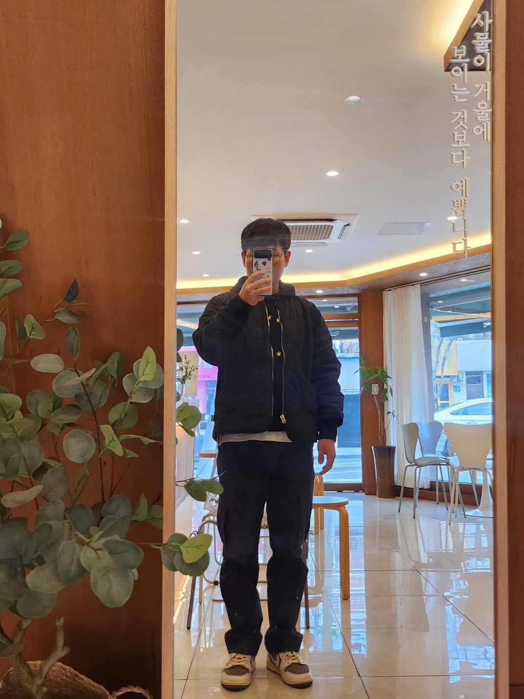 Souvenir Official Eunify Classic Hoodie Black 2022, Stussy Dice Quilted Liner Jacket Black 착용 스타일 - 1