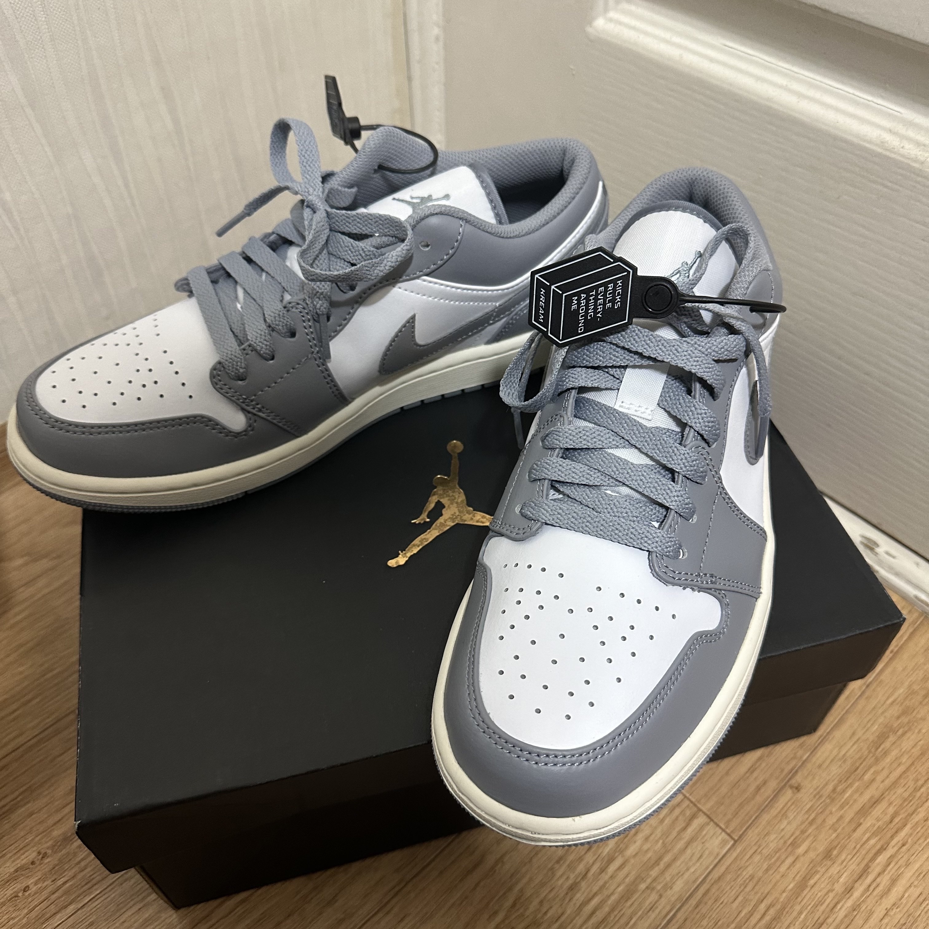 Jordan 1 Low Stealth and White 착용 스타일
