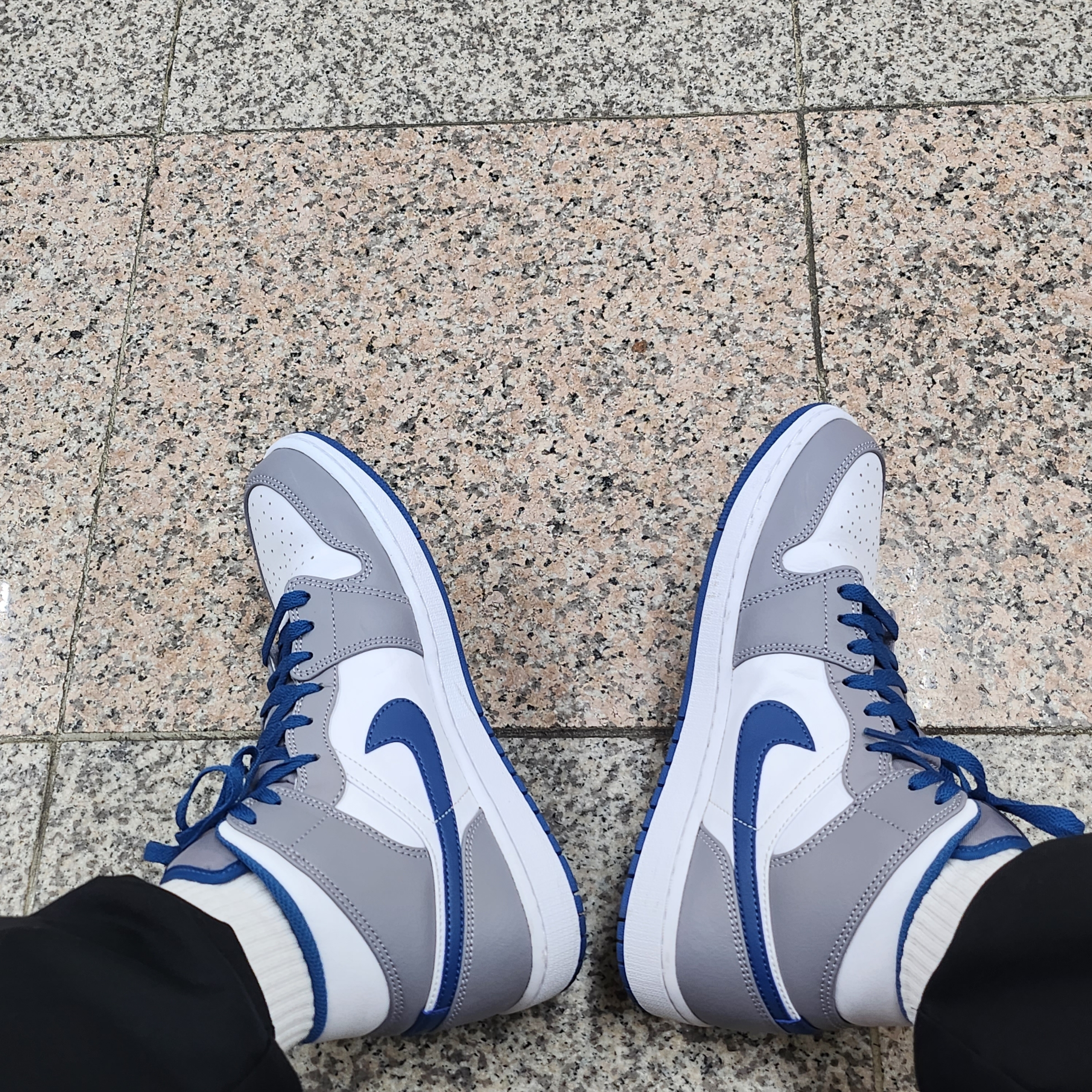 Jordan 1 Mid Cement Grey True Blue 착용 스타일 - 3