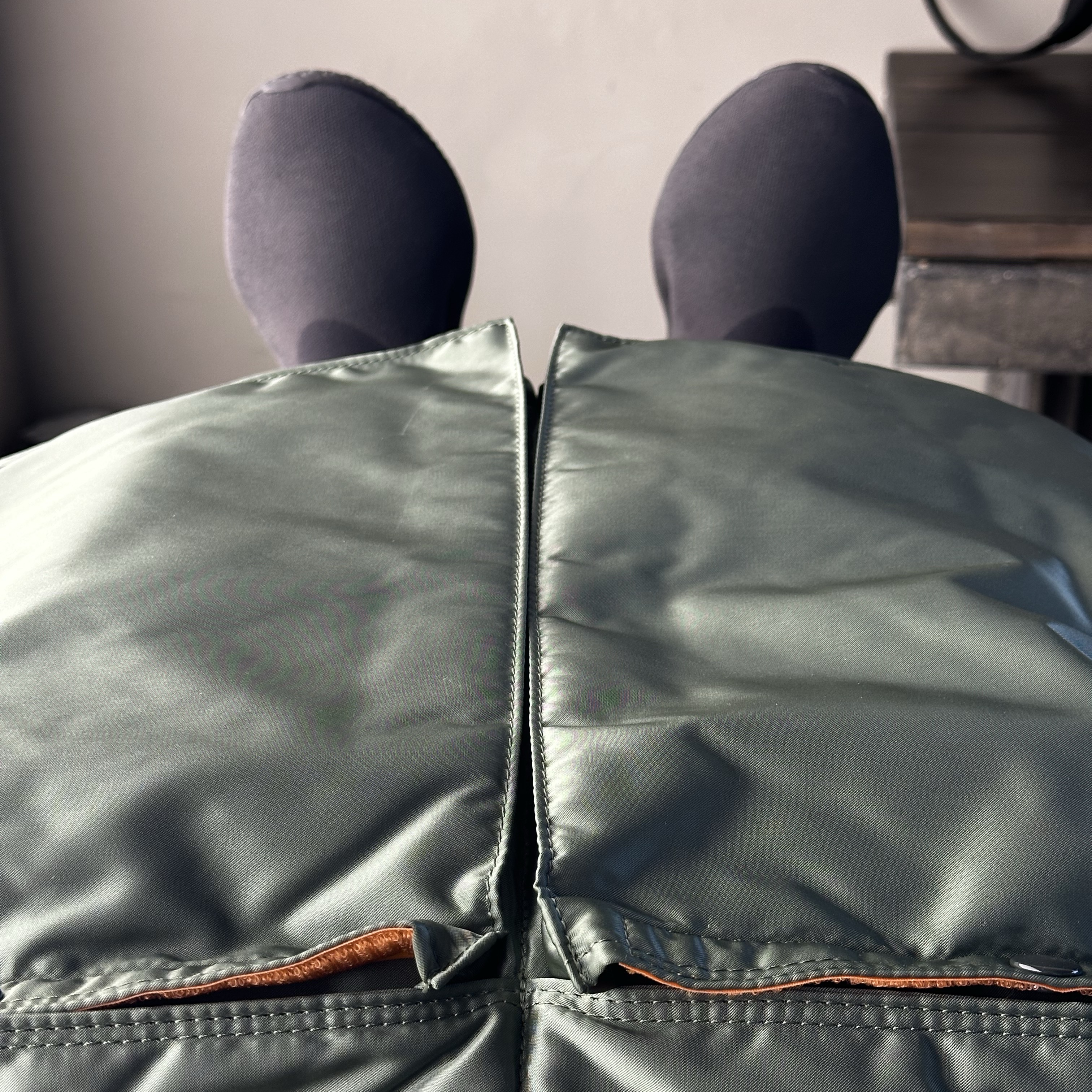 Porter Tanker 2Way Helmet Bag Sage Green, Adidas Yeezy Knit RNR Fade Onyx 착용 스타일 - 2