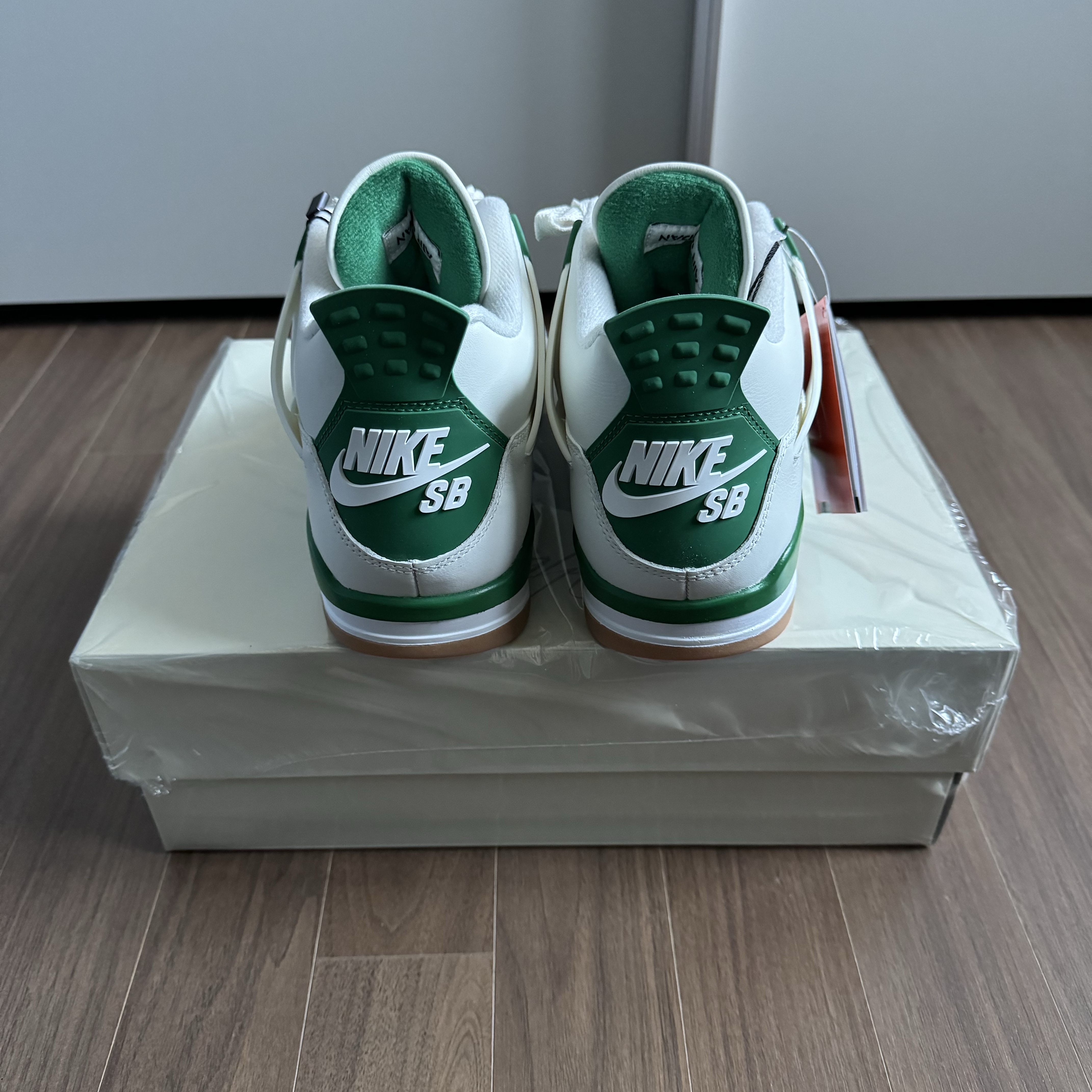 Jordan 4 x Nike SB Retro SP Pine Green 착용 스타일