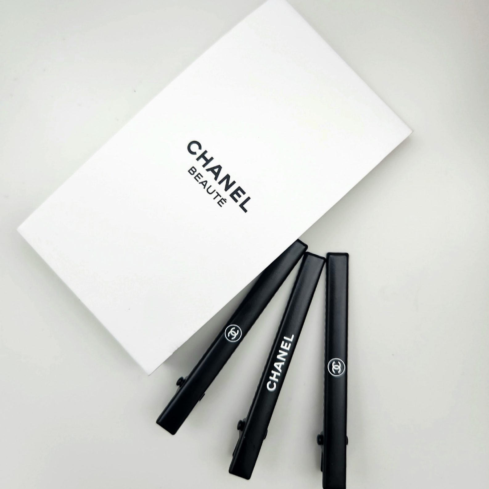 (W) Chanel Beauty Hair Clip & Black 착용 스타일